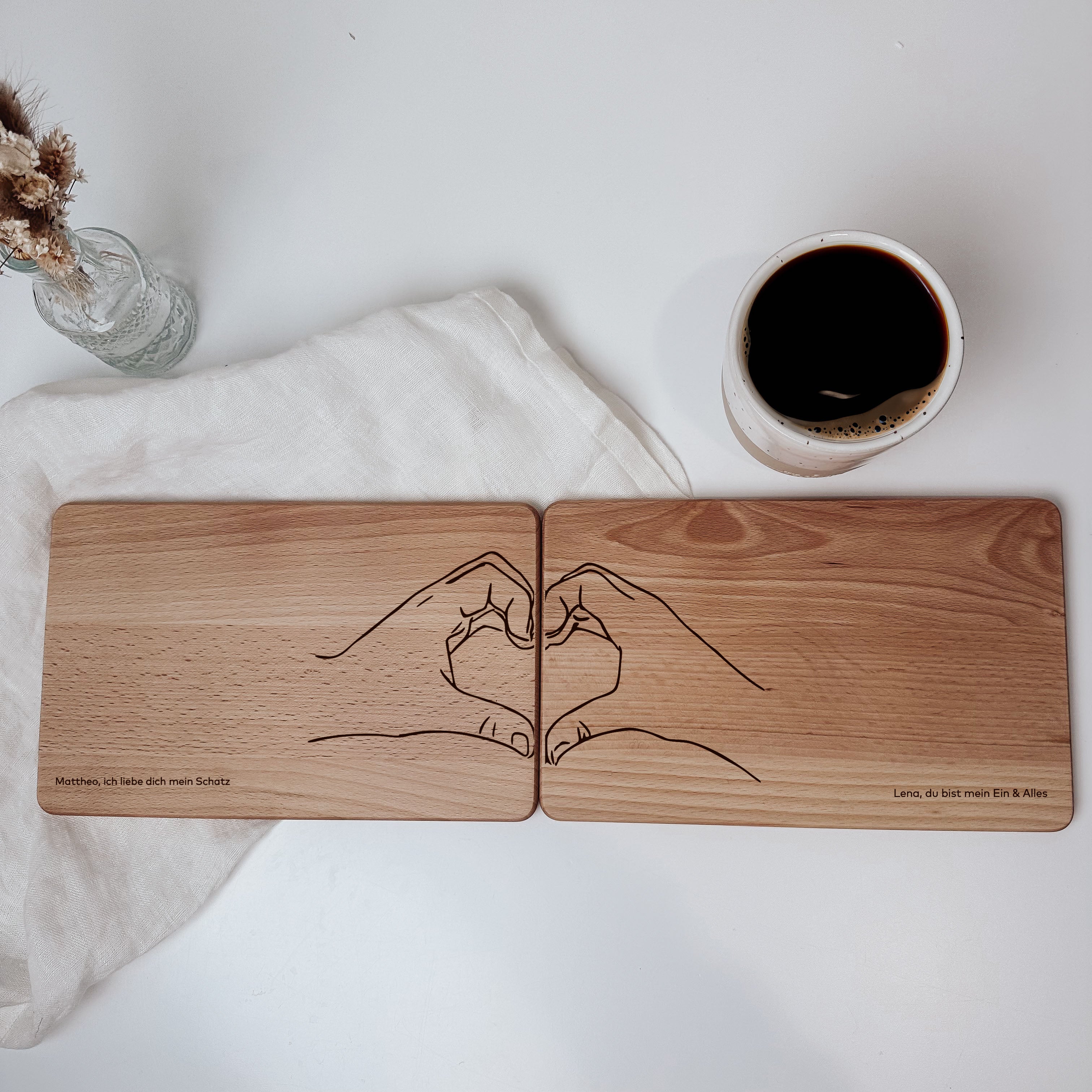 Personalisiertes Schneidebrett - Herzmotiv aus Händen