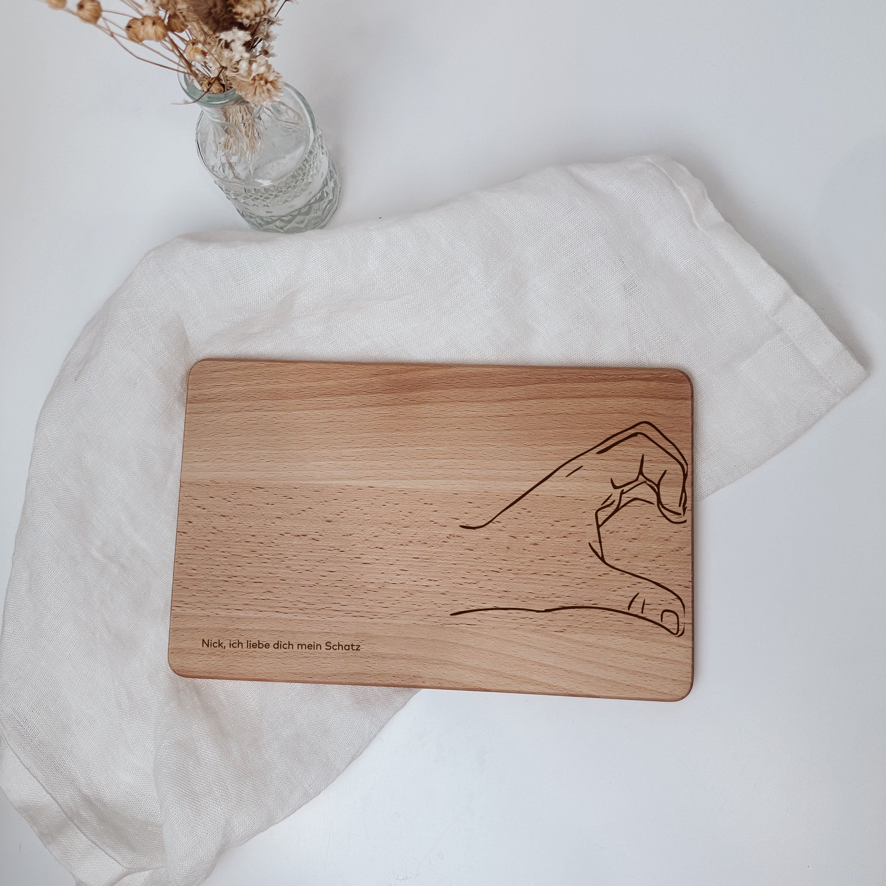 Personalisiertes Schneidebrett - Herzmotiv aus Händen