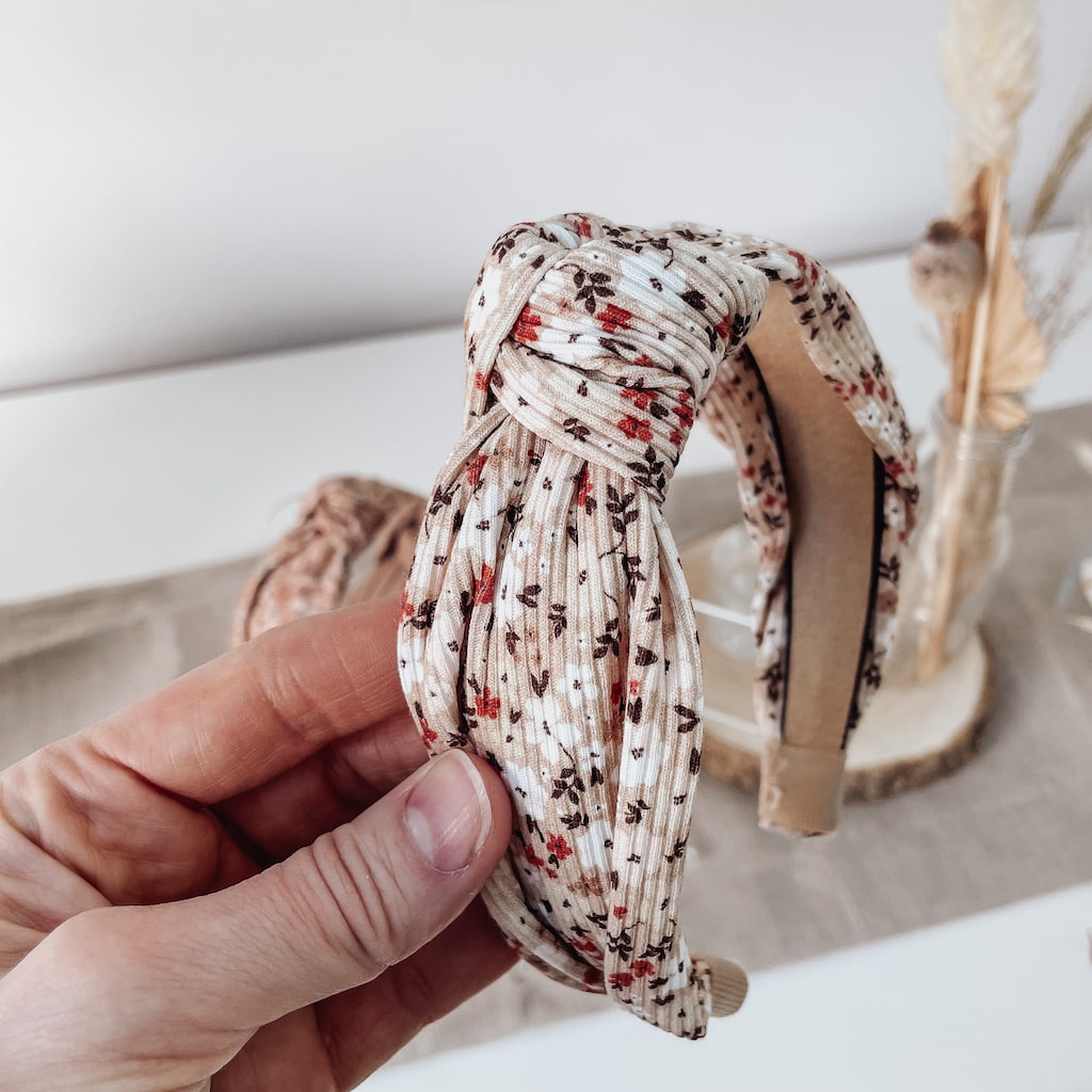Knoten-Haarband mit zartem Blumenmuster – Schlicht & elegant