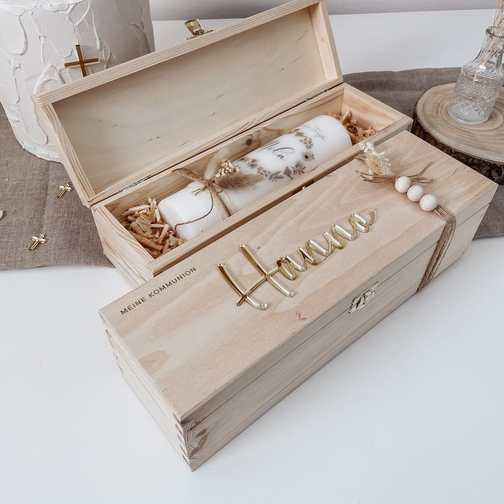 Taufkerzenbox mit 3D-Schriftzug – Holzkiste mit Trockenblumen