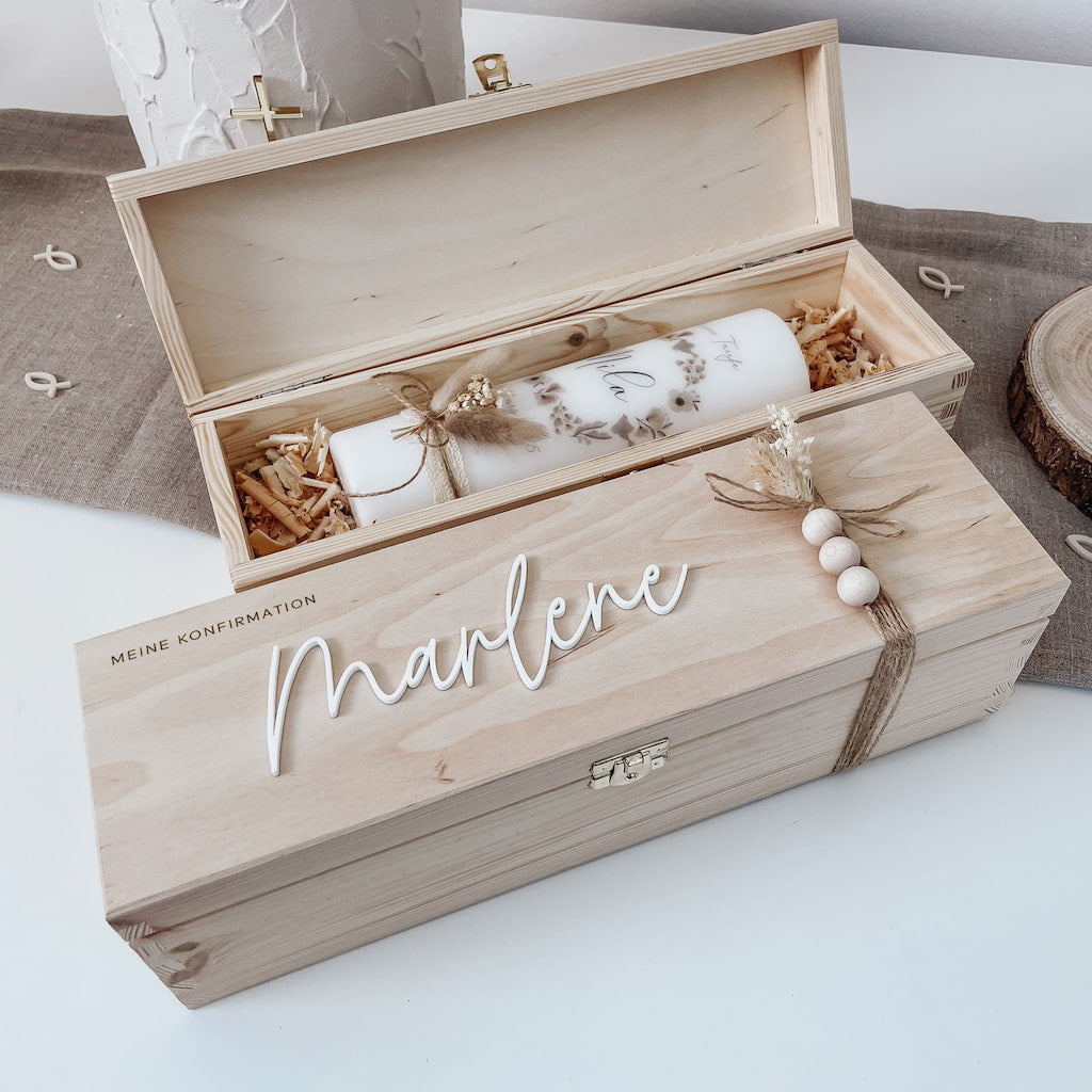 Taufkerzenbox mit 3D-Schriftzug – Holzkiste mit Trockenblumen