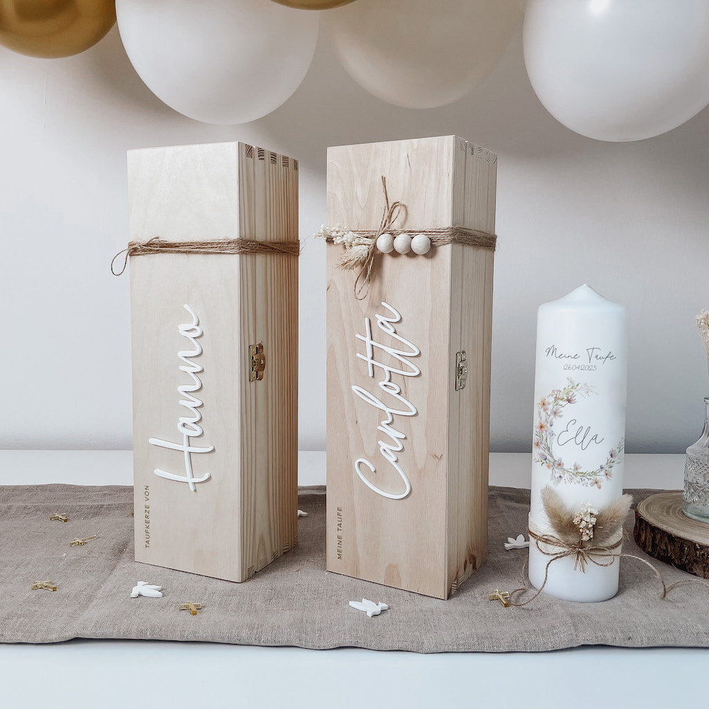 Taufkerzenbox mit 3D-Schriftzug – Holzkiste mit Trockenblumen