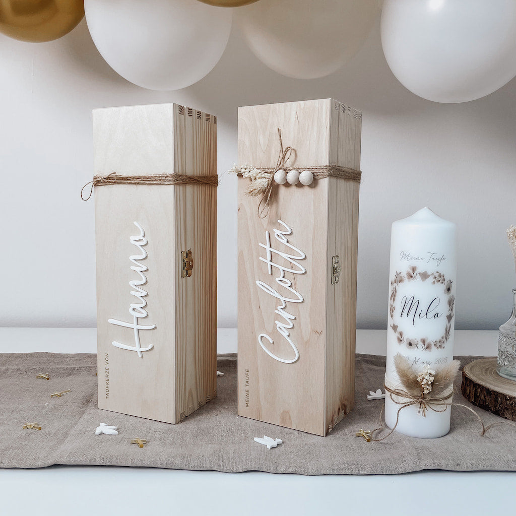 Taufkerzenbox mit 3D-Schriftzug – Holzkiste mit Trockenblumen