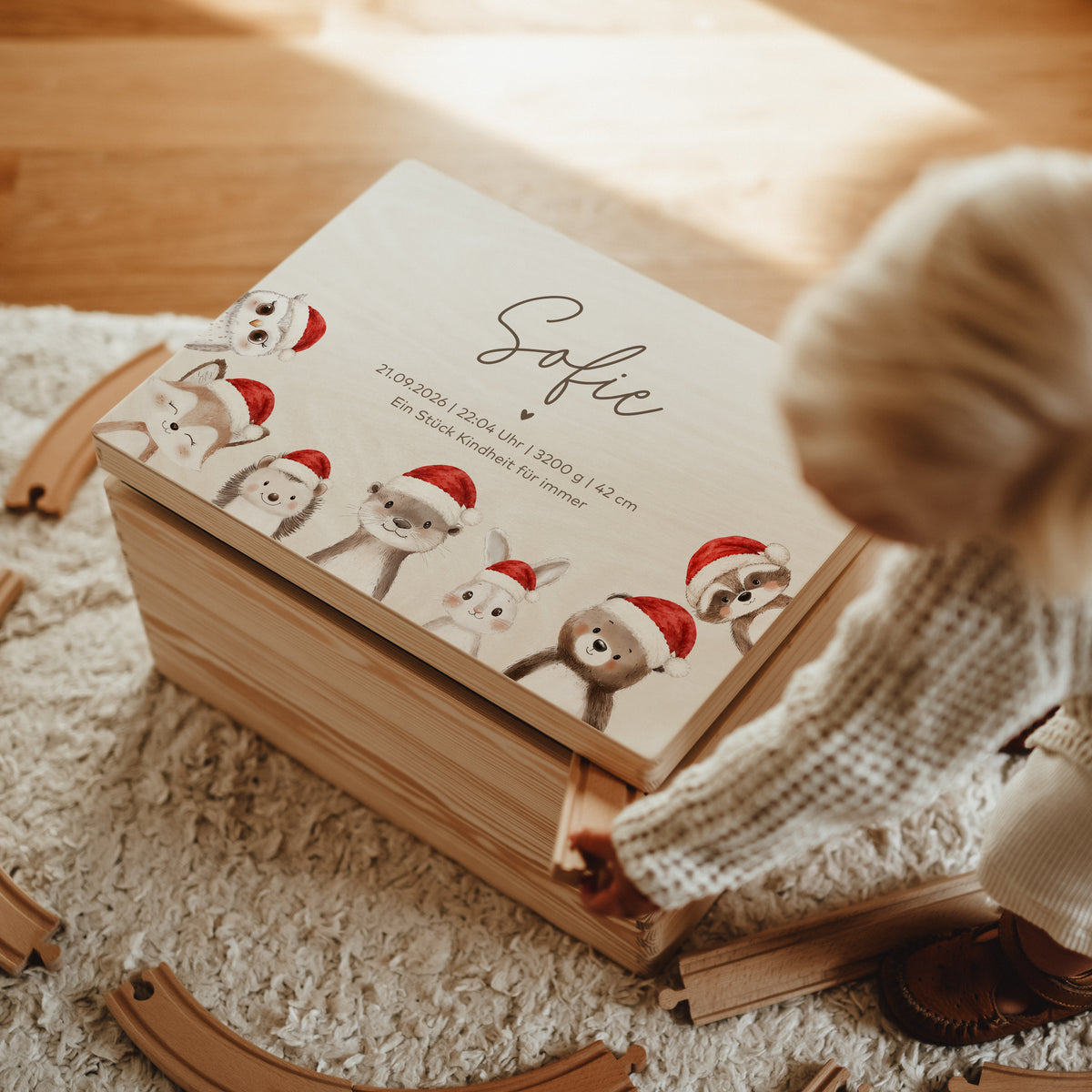 Erinnerungskiste Holz personalisiert - Hello Woodland mit Weihnachtsmützen