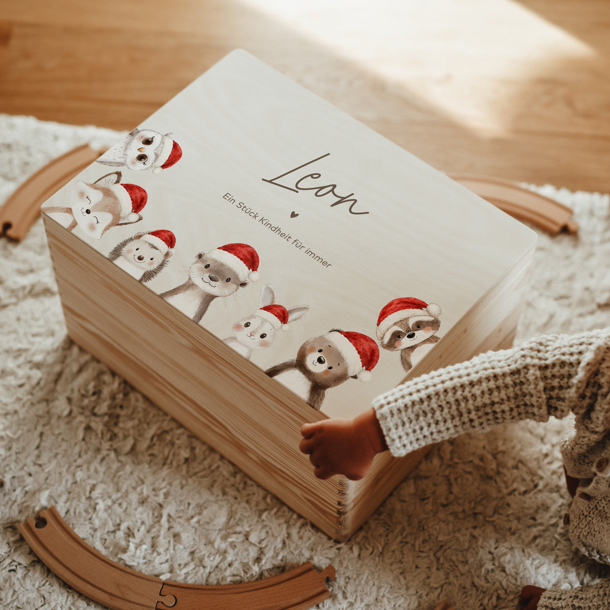 Erinnerungskiste Holz personalisiert - Hello Woodland mit Weihnachtsmützen