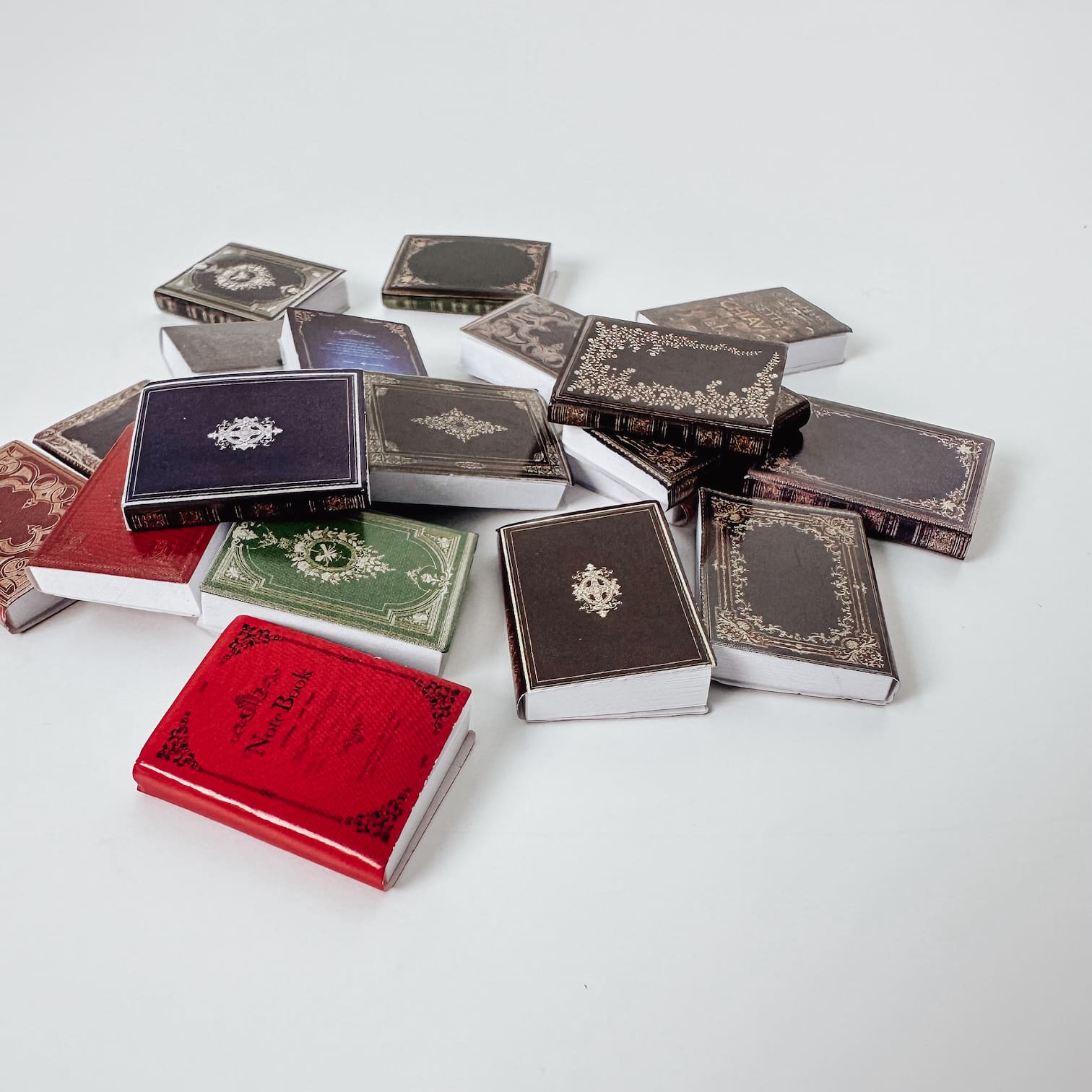 Miniatur Bücher für Wichtel – realistische Mini Bücher zum Umblättern