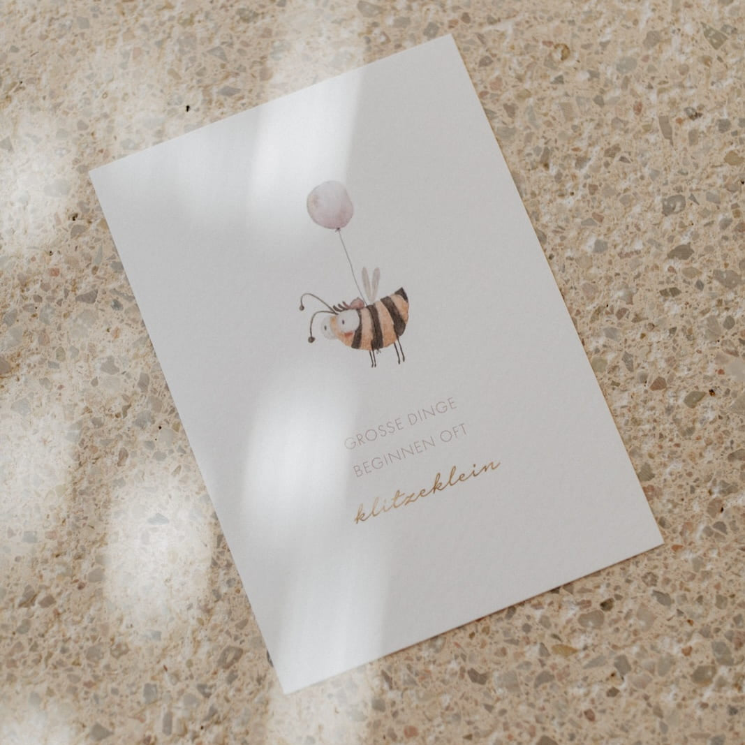 Postkarte Hummel klitzeklein – Perfekt als Geburtskarte