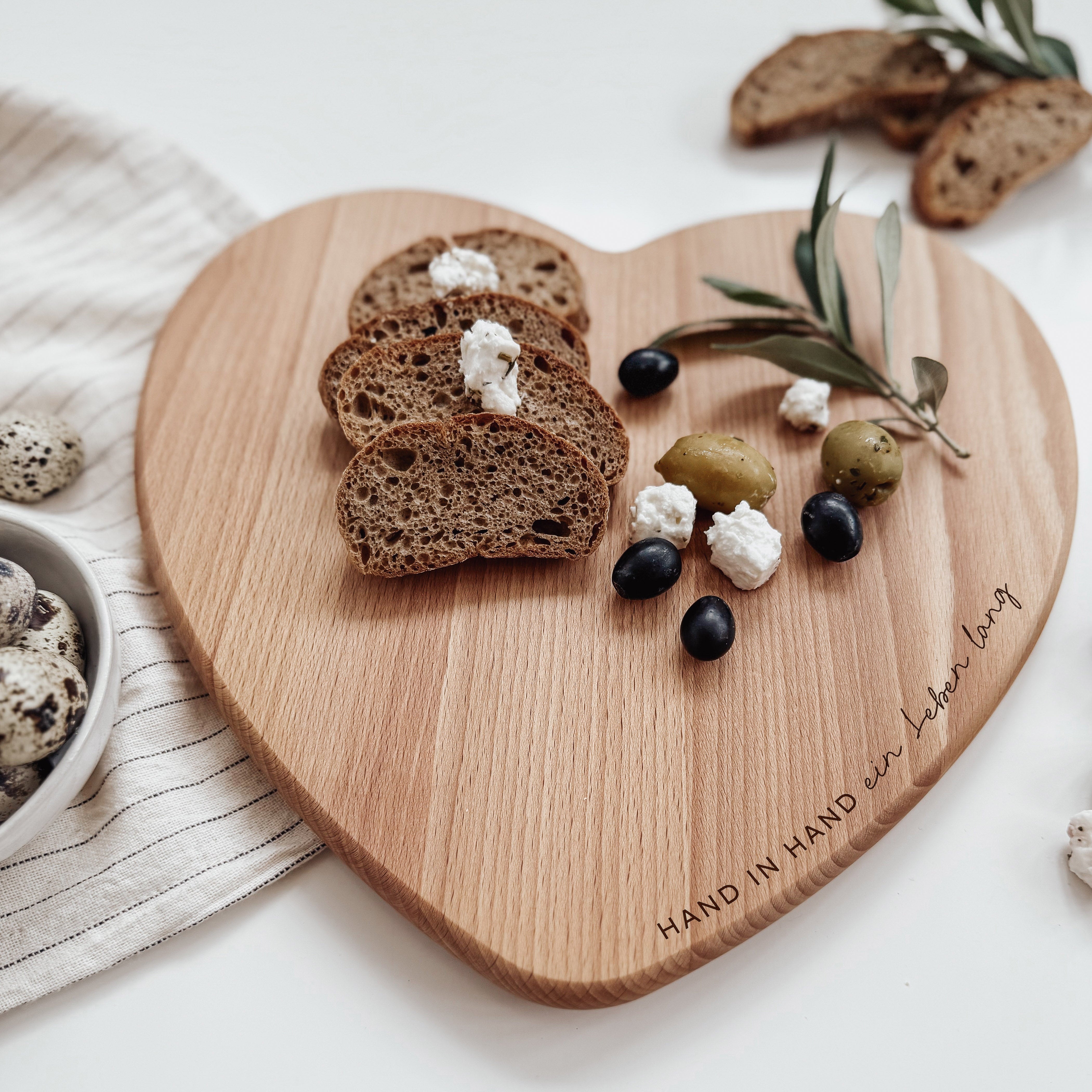Personalisiertes Herz Schneidebrett Buche - Hand in Hand
