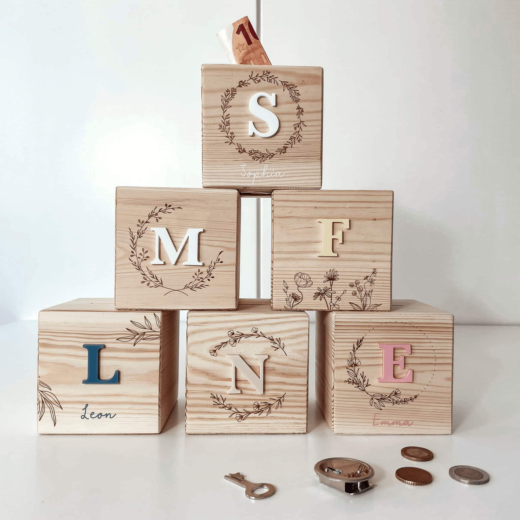 Personalisierte Spardose – 3D Buchstaben mit Kränzen