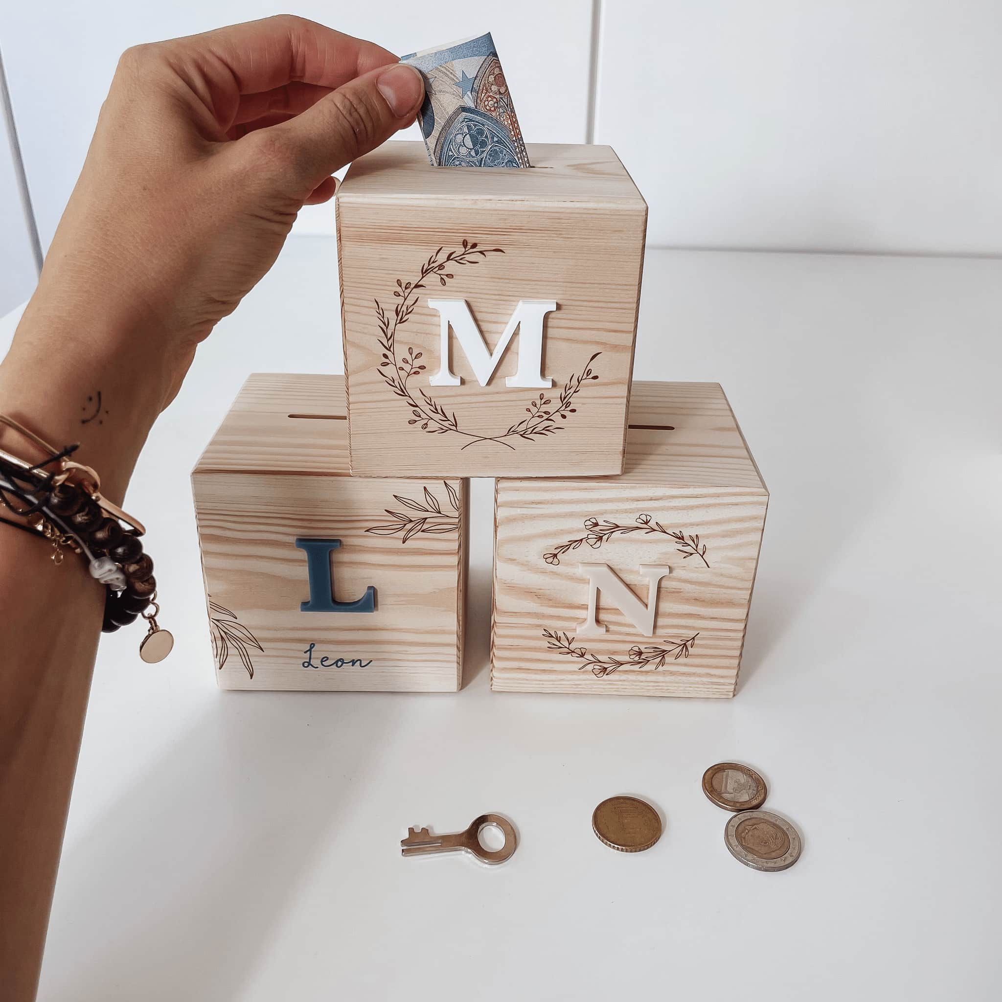 Personalisierte Spardose – 3D Buchstaben mit Kränzen