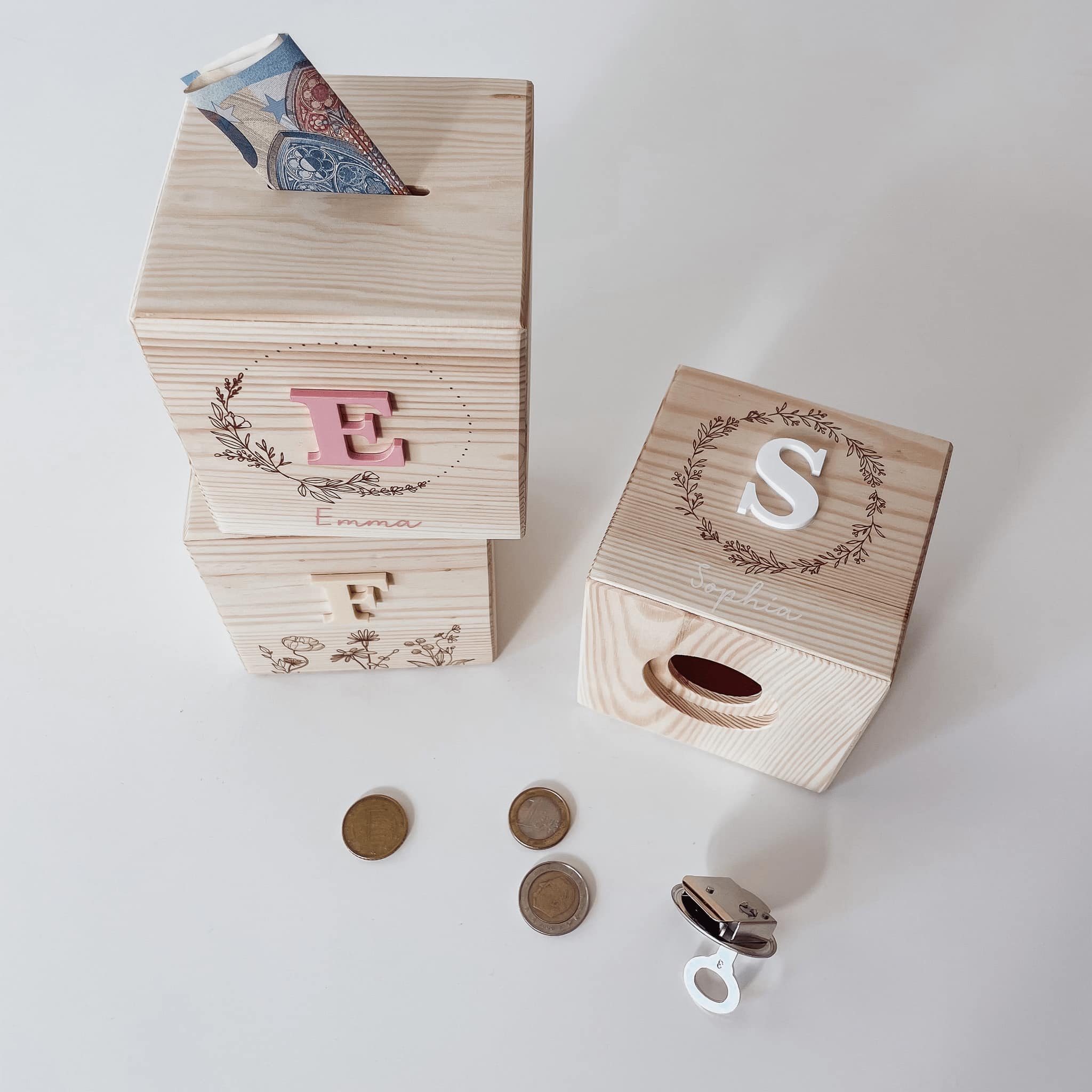 Personalisierte Spardose – 3D Buchstaben mit Kränzen