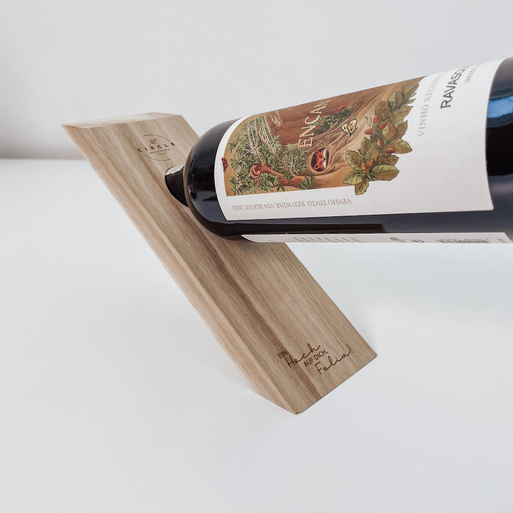 Personalisierter Weinflaschenhalter aus massiver Eiche – das stilvolle Firmengeschenk