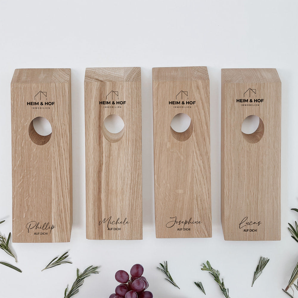 Personalisierter Weinflaschenhalter aus massiver Eiche – das stilvolle Firmengeschenk