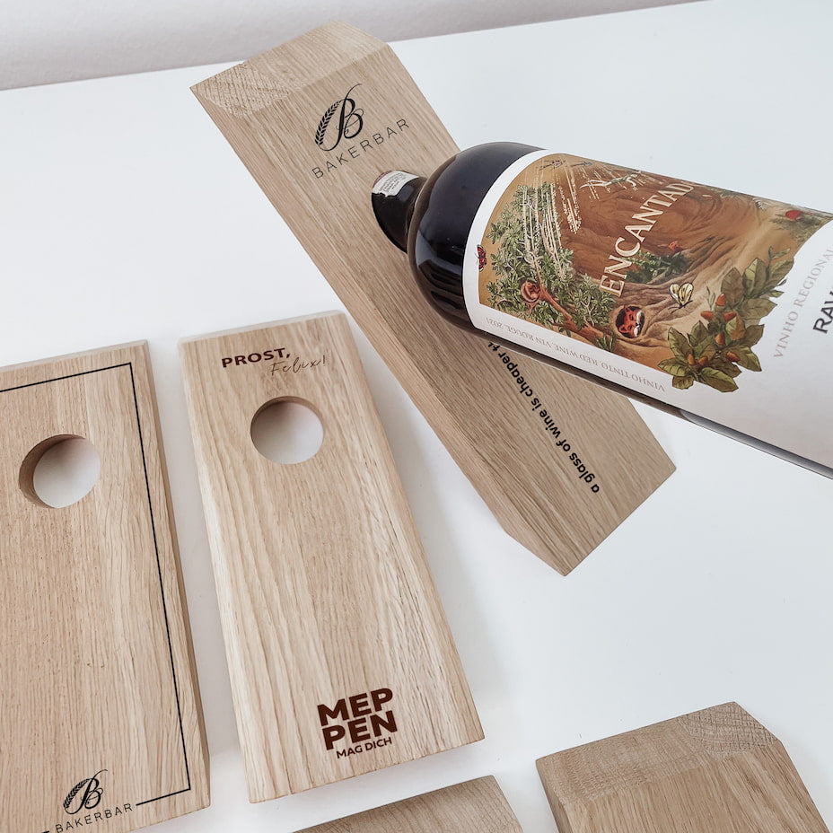 Personalisierter Weinflaschenhalter aus massiver Eiche – das stilvolle Firmengeschenk