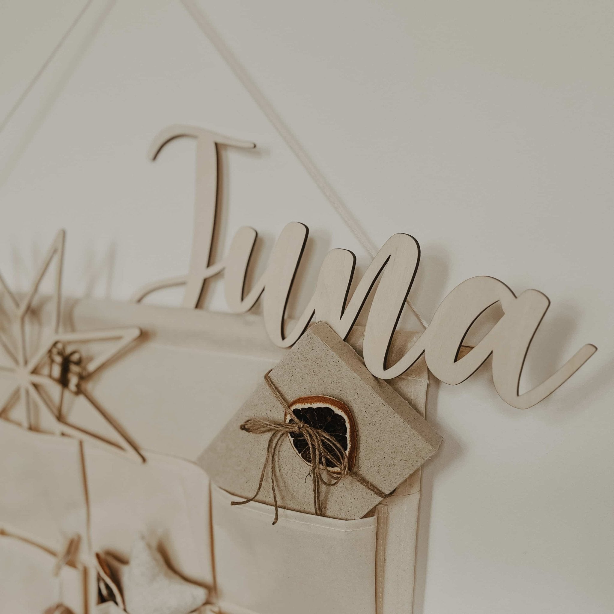 Adventskalender aus Stoff mit Holzzahlen & Holzschriftzug – wiederverwendbar - lyllevenn