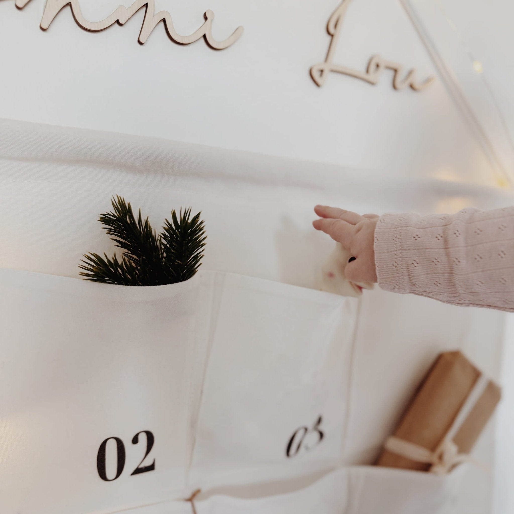 Adventskalender Taschen, bedruckt & Holzschriftzug – modern & stilvoll - lyllevenn