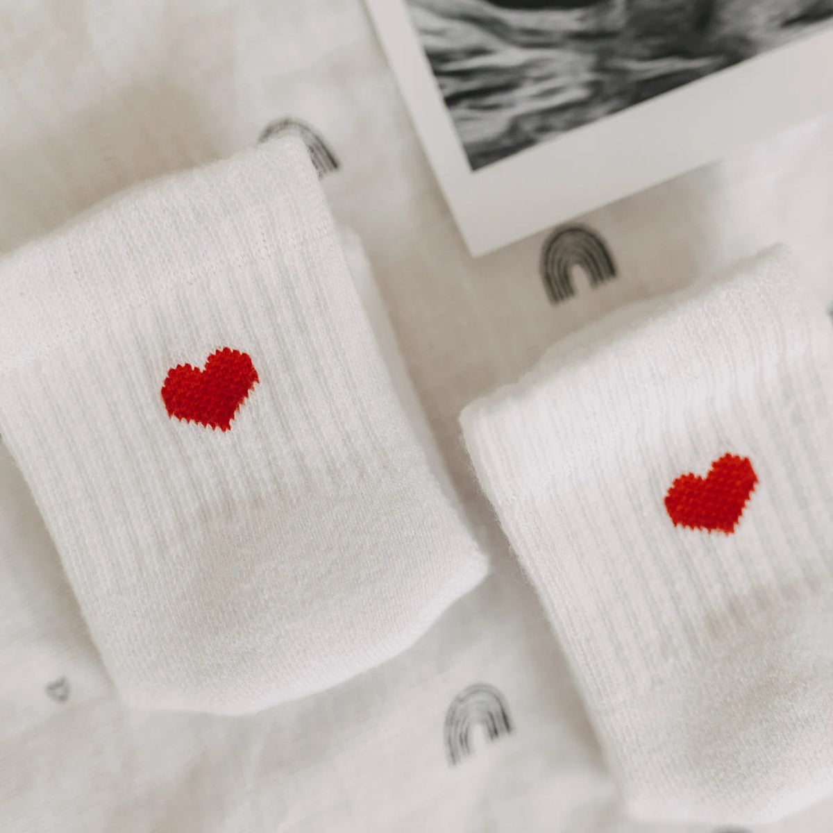 Babysocken weiß – Rotes Herz - lyllevenn