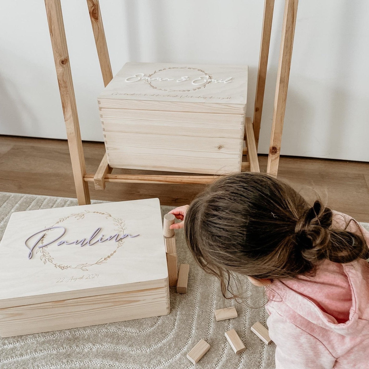 Erinnerungskiste Holz personalisiert - 3D Name Kränze Mix - lyllevenn