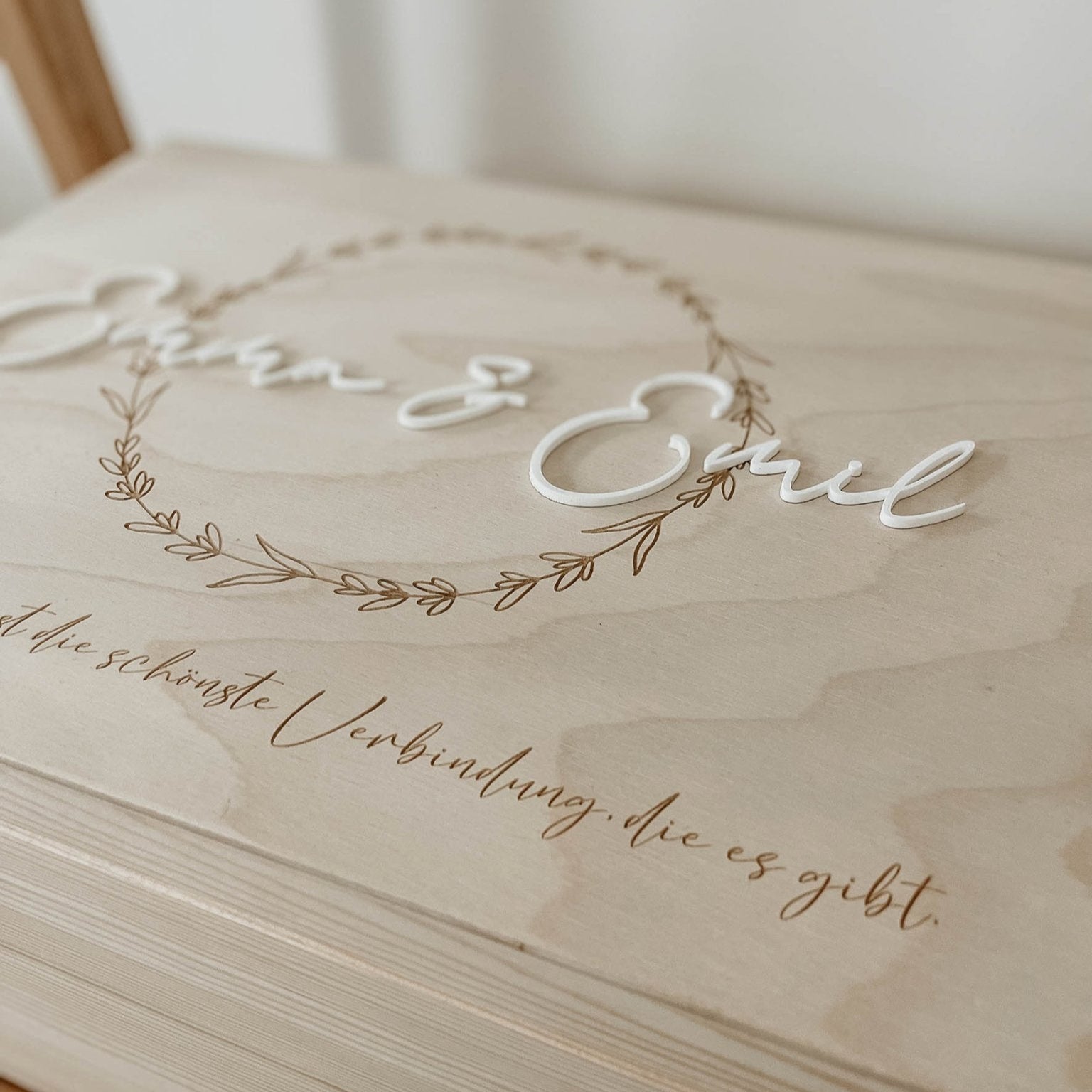 Erinnerungskiste Holz personalisiert - 3D Name Kränze Mix - lyllevenn