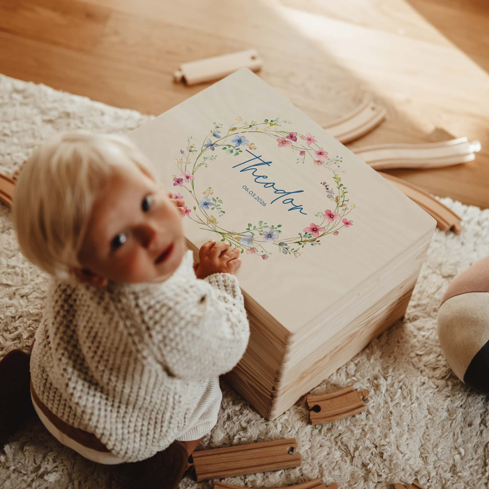 Erinnerungskiste Holz personalisiert - Flower wreaths - lyllevenn