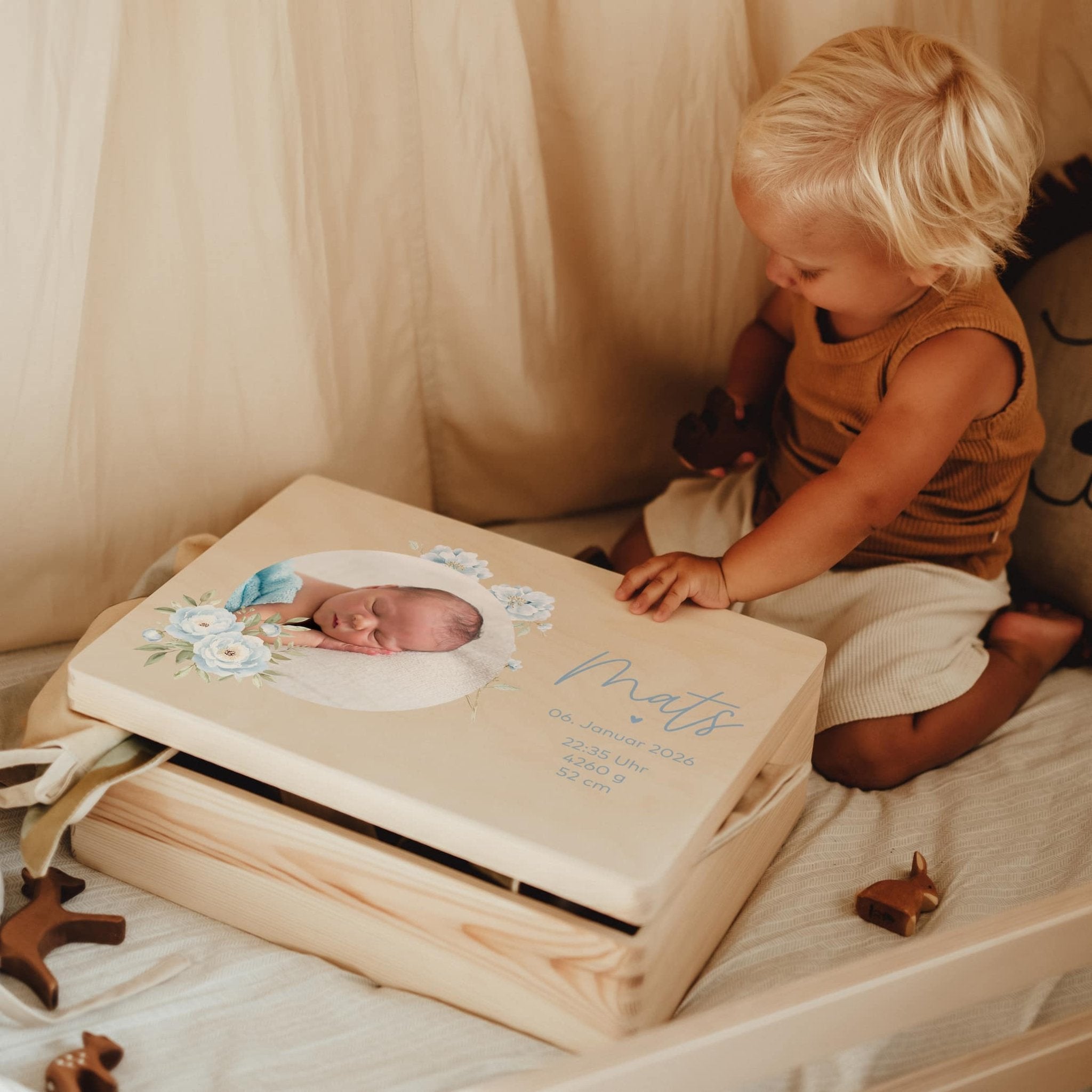 Erinnerungskiste Holz personalisiert – mit Babyfoto & Kranz - lyllevenn