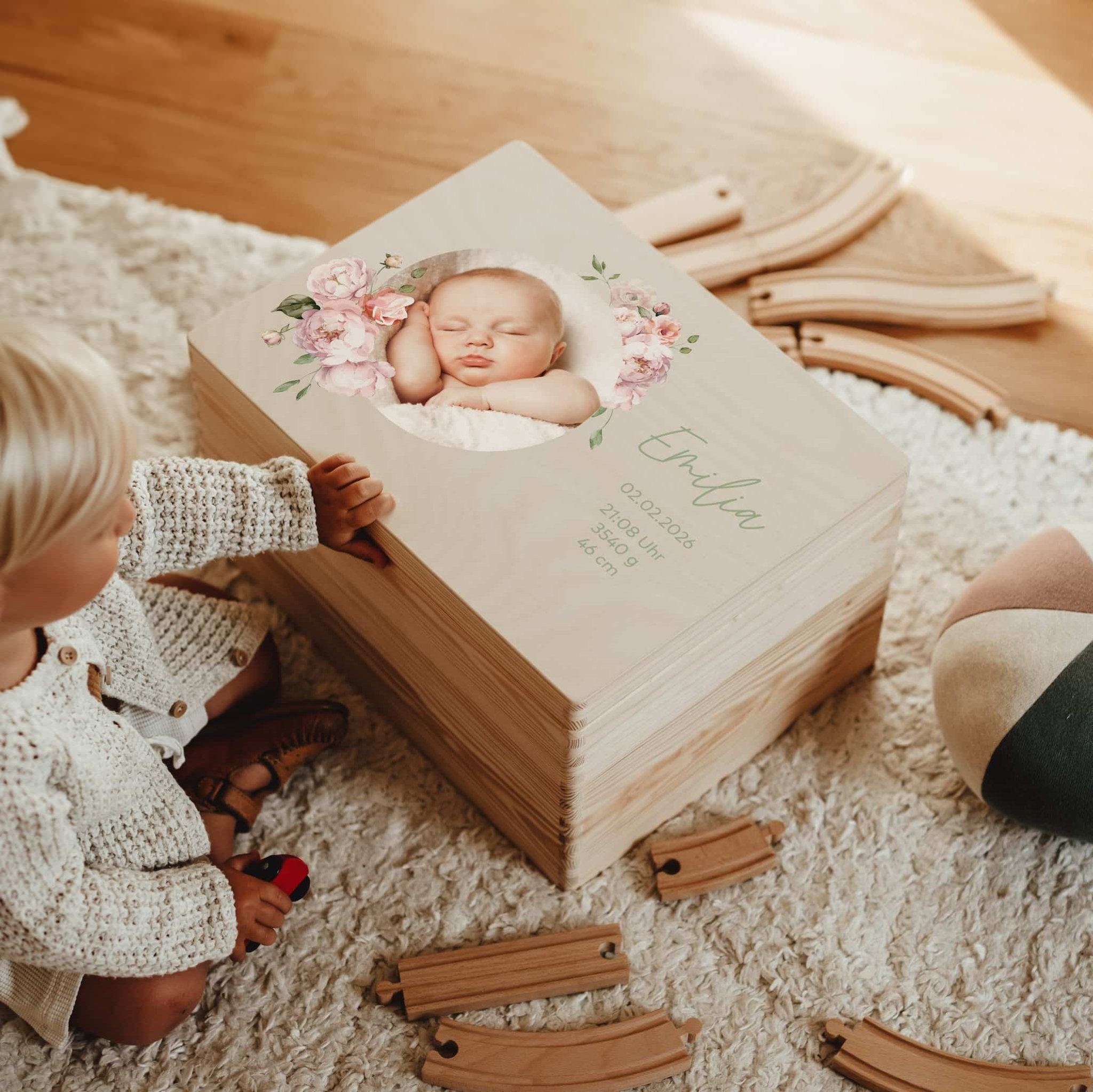 Erinnerungskiste Holz personalisiert – mit Babyfoto & Kranz - lyllevenn