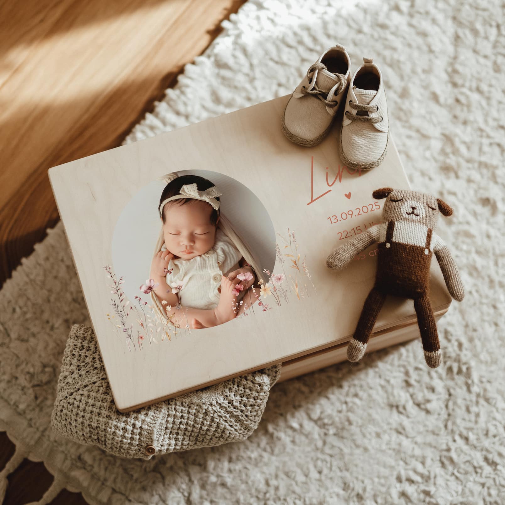 Erinnerungskiste Holz personalisiert – mit Babyfoto & Kranz - lyllevenn