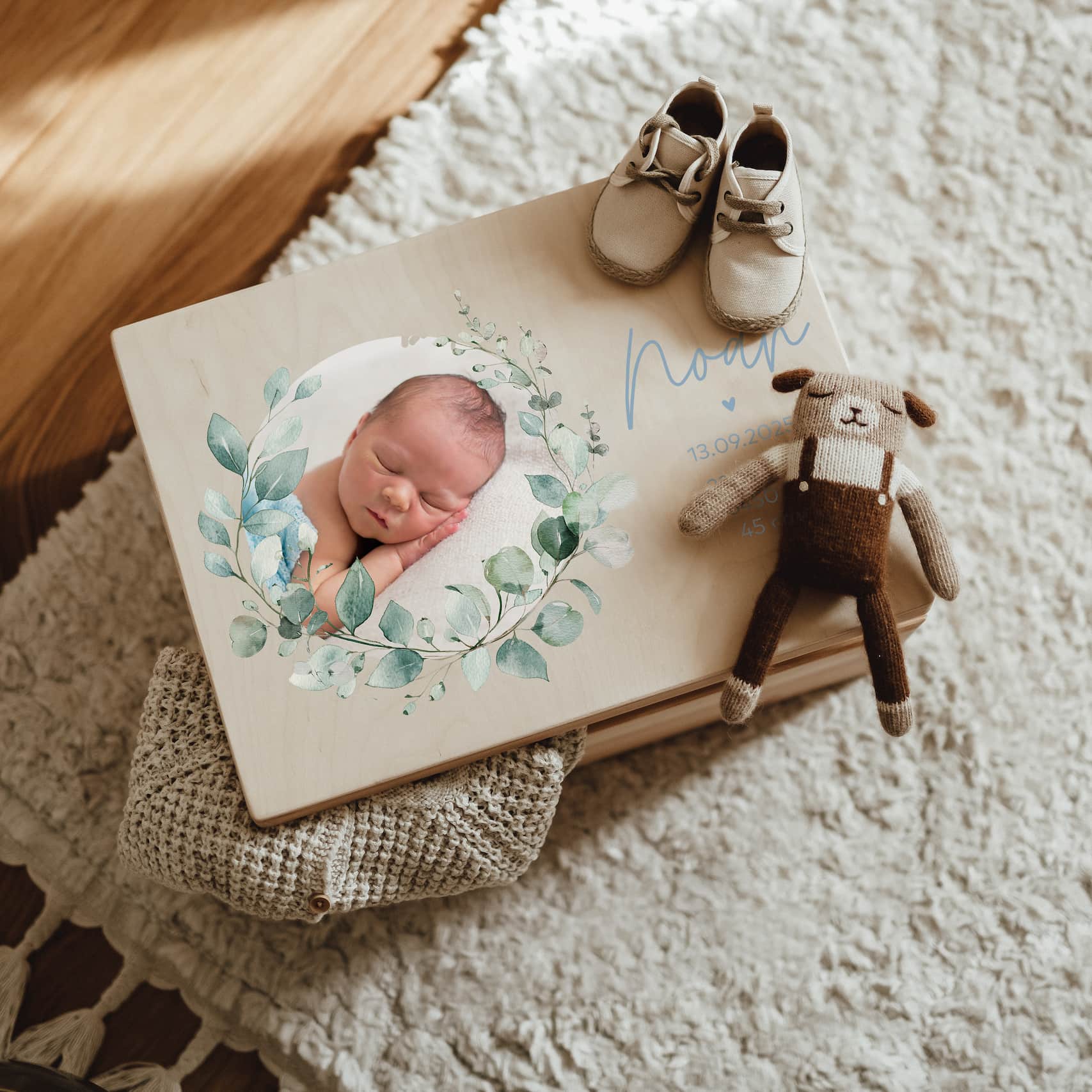 Erinnerungskiste Holz personalisiert – mit Babyfoto & Kranz - lyllevenn