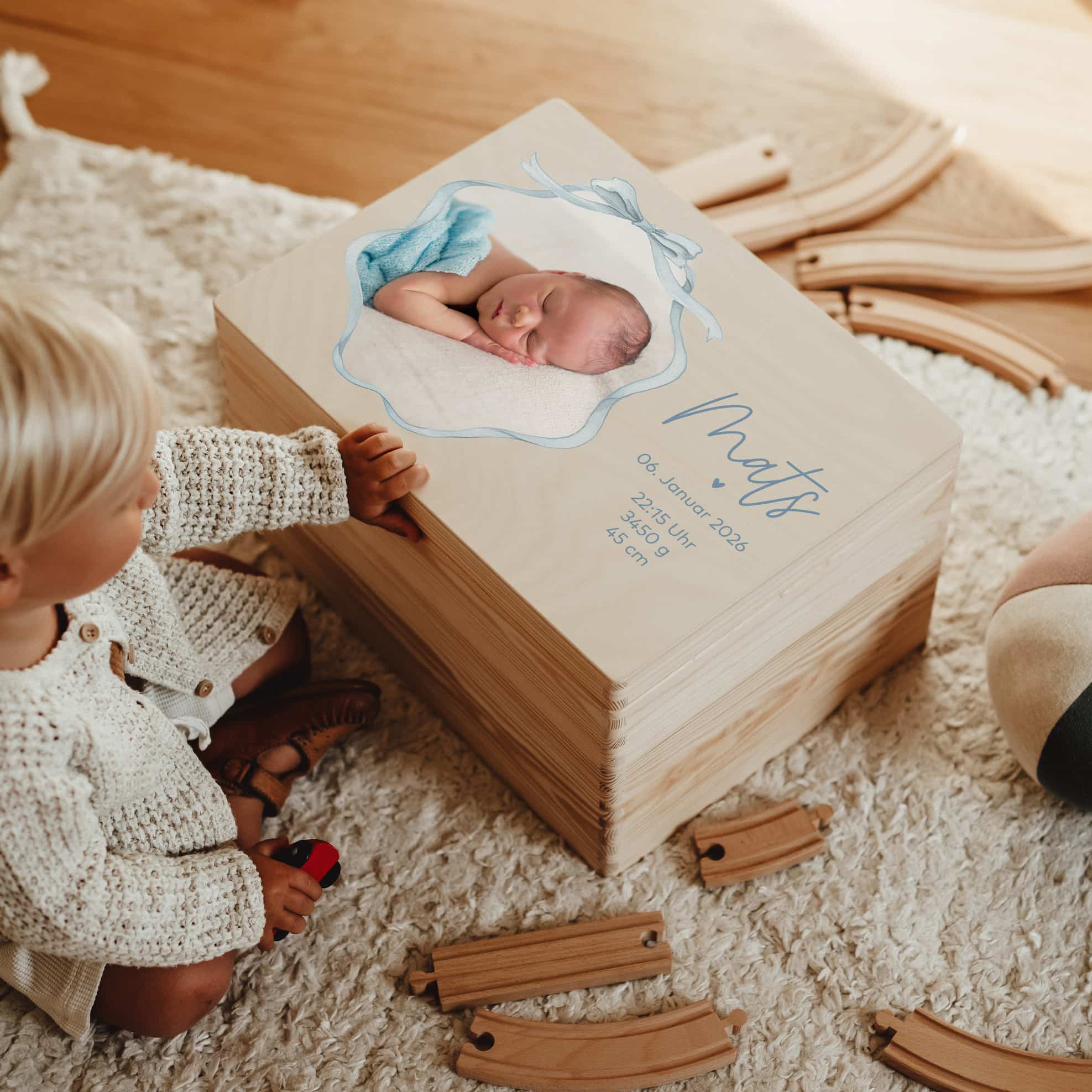 Erinnerungskiste Holz personalisiert – mit Babyfoto & Schleife - lyllevenn