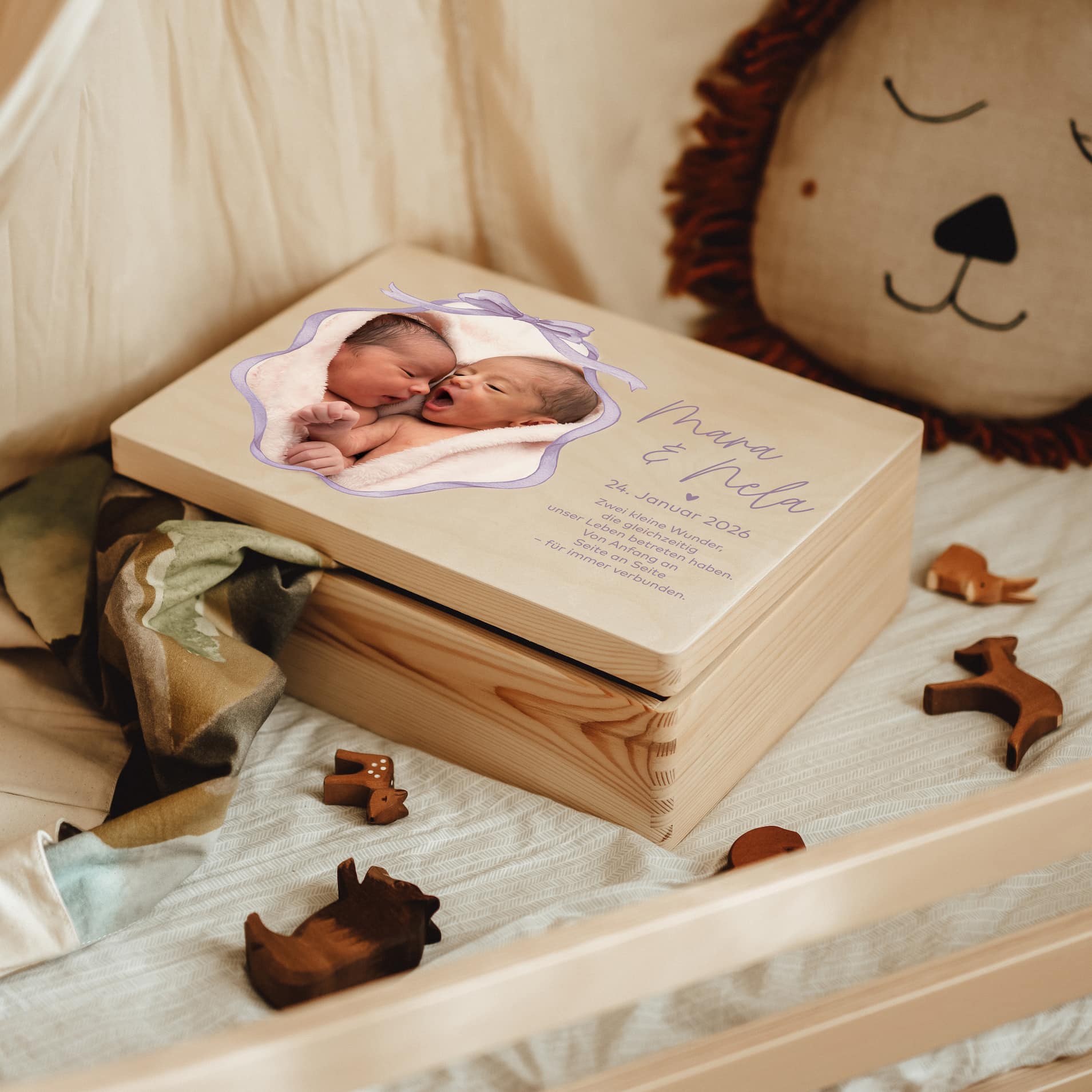 Erinnerungskiste Holz personalisiert – mit Babyfoto & Schleife - lyllevenn