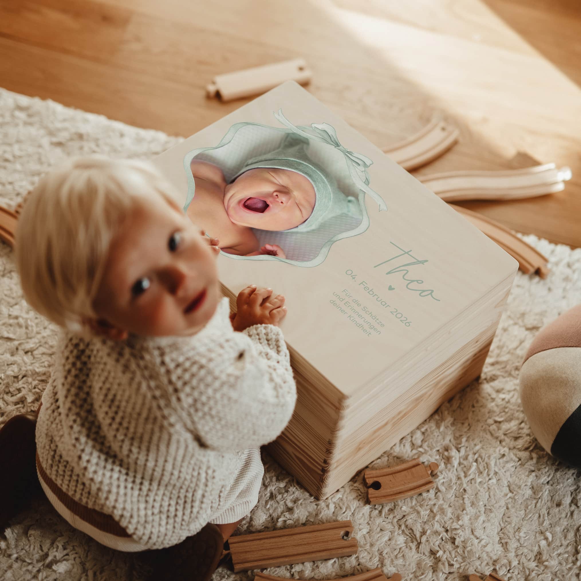 Erinnerungskiste Holz personalisiert – mit Babyfoto & Schleife - lyllevenn