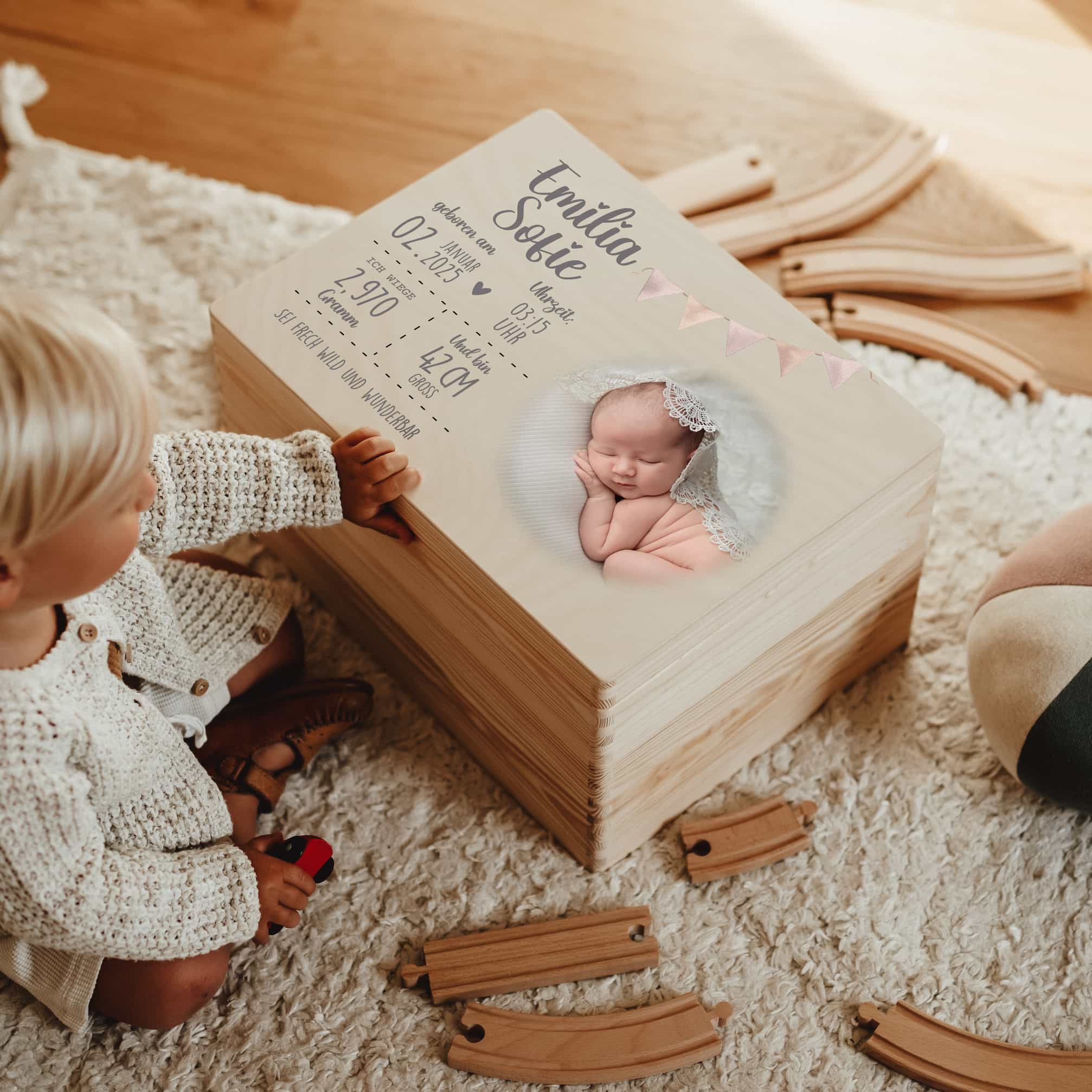 Erinnerungskiste Holz personalisiert – mit Babyfoto & Wimpelkette - lyllevenn