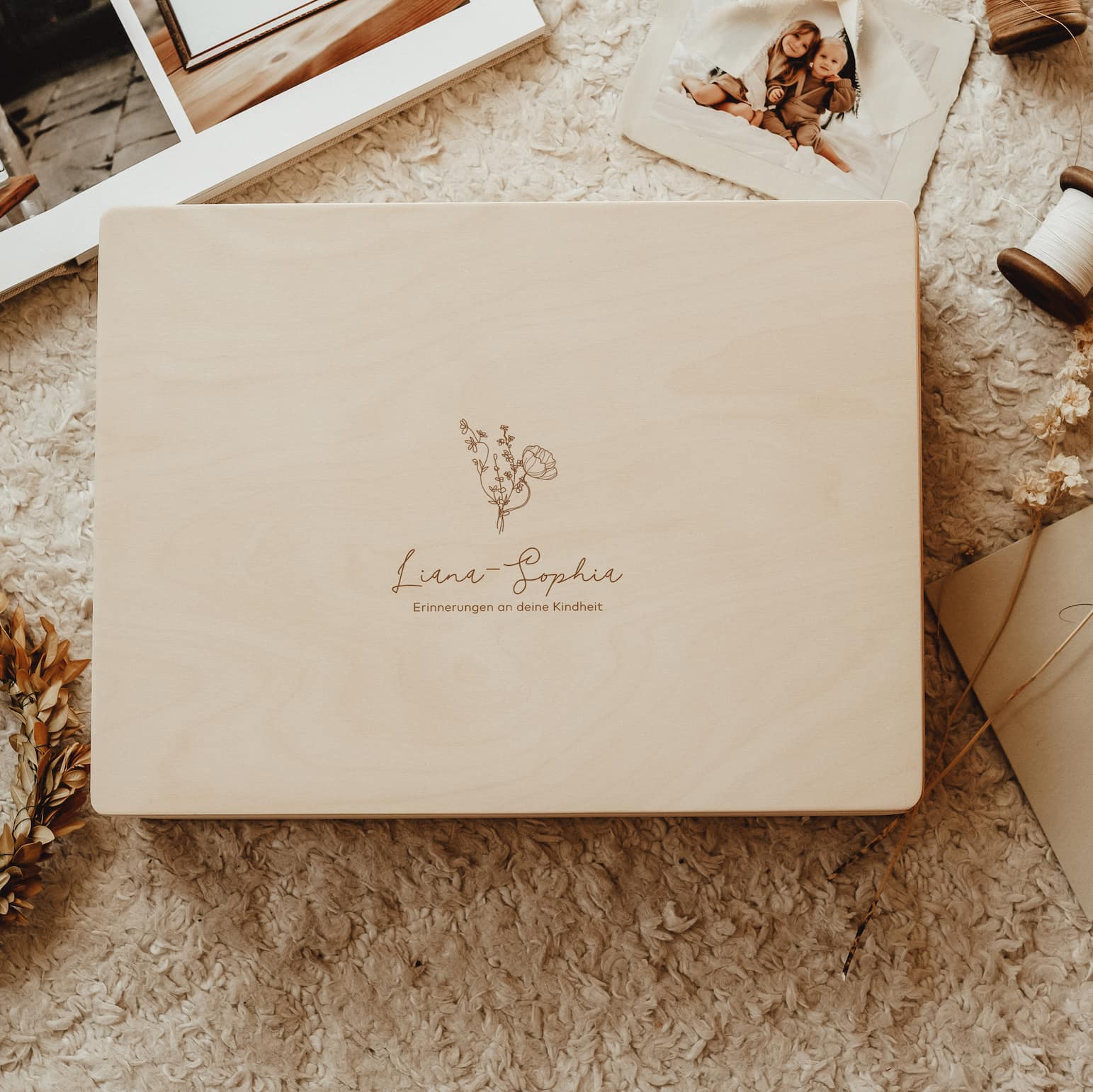 Erinnerungskiste Holz personalisiert - Wildblumenstrauß - lyllevenn