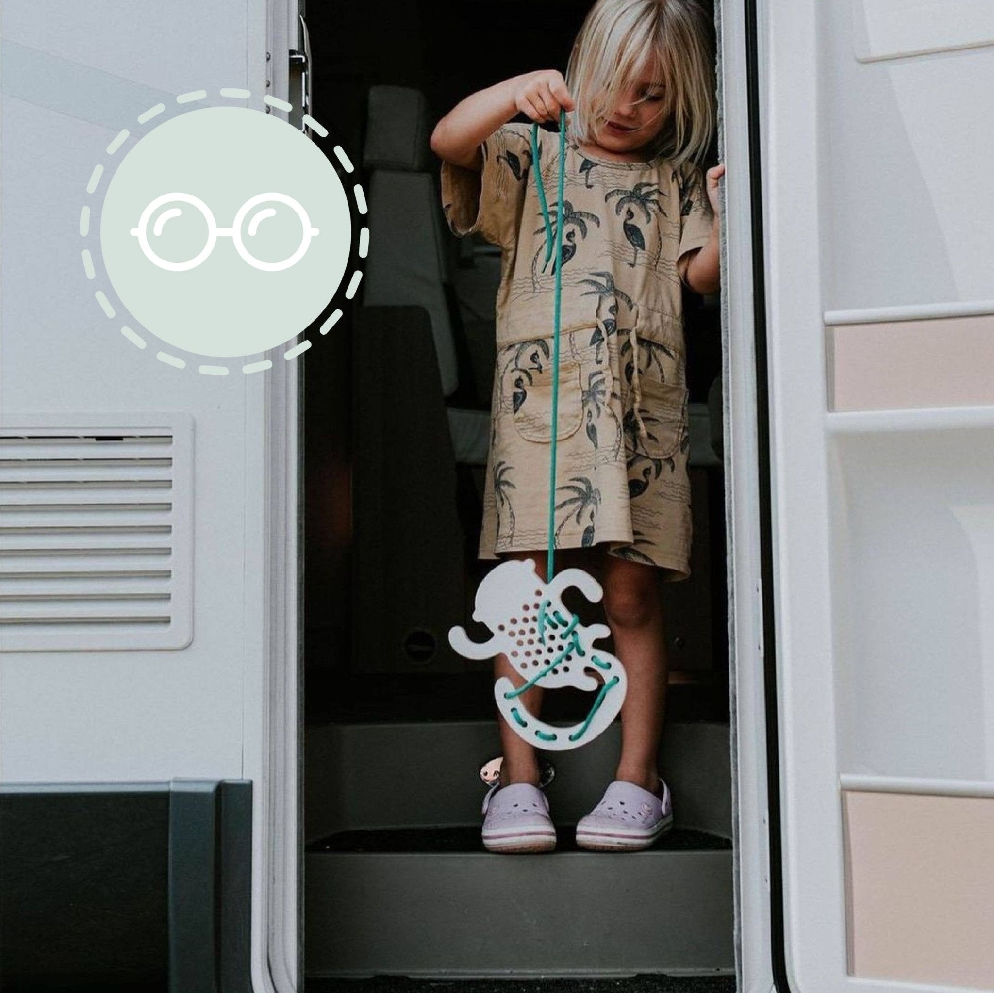 Fädelspiel aus Holz - Lernspielzeug Andi der Affe - lyllevenn