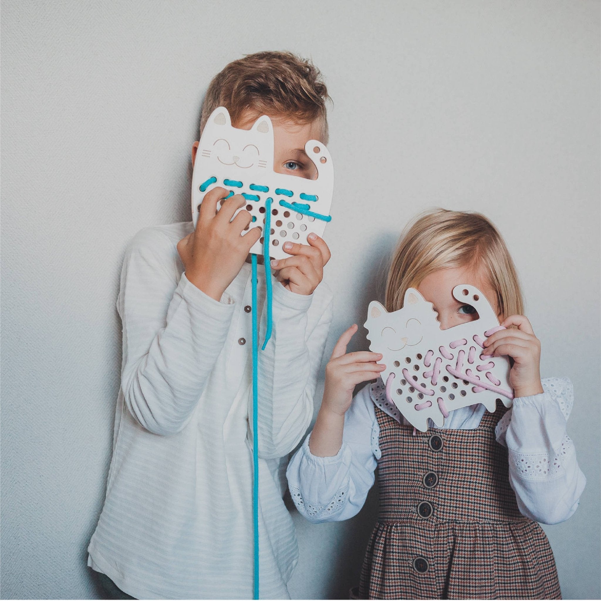 Fädelspiel aus Holz - Lernspielzeug Klara die Katze - lyllevenn