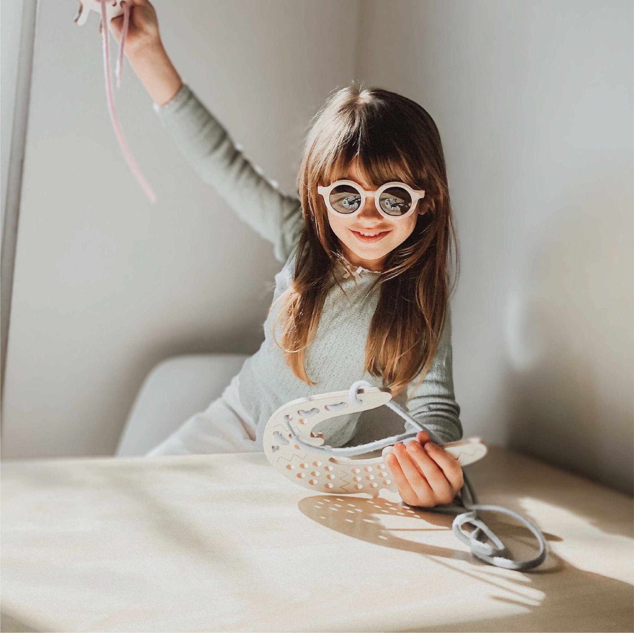 Fädelspiel aus Holz - Lernspielzeug Leon das Krokodil - lyllevenn