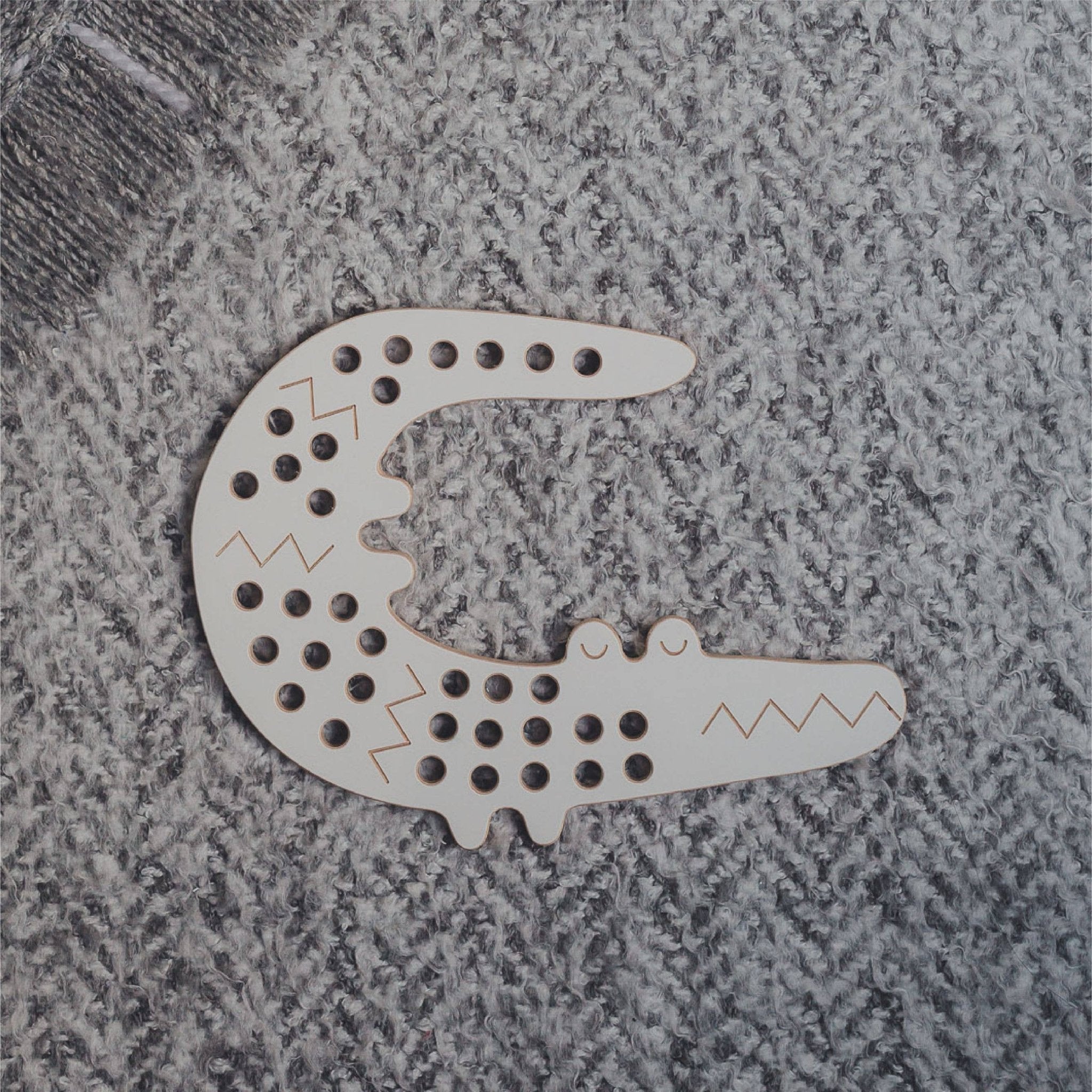 Fädelspiel aus Holz - Lernspielzeug Leon das Krokodil - lyllevenn