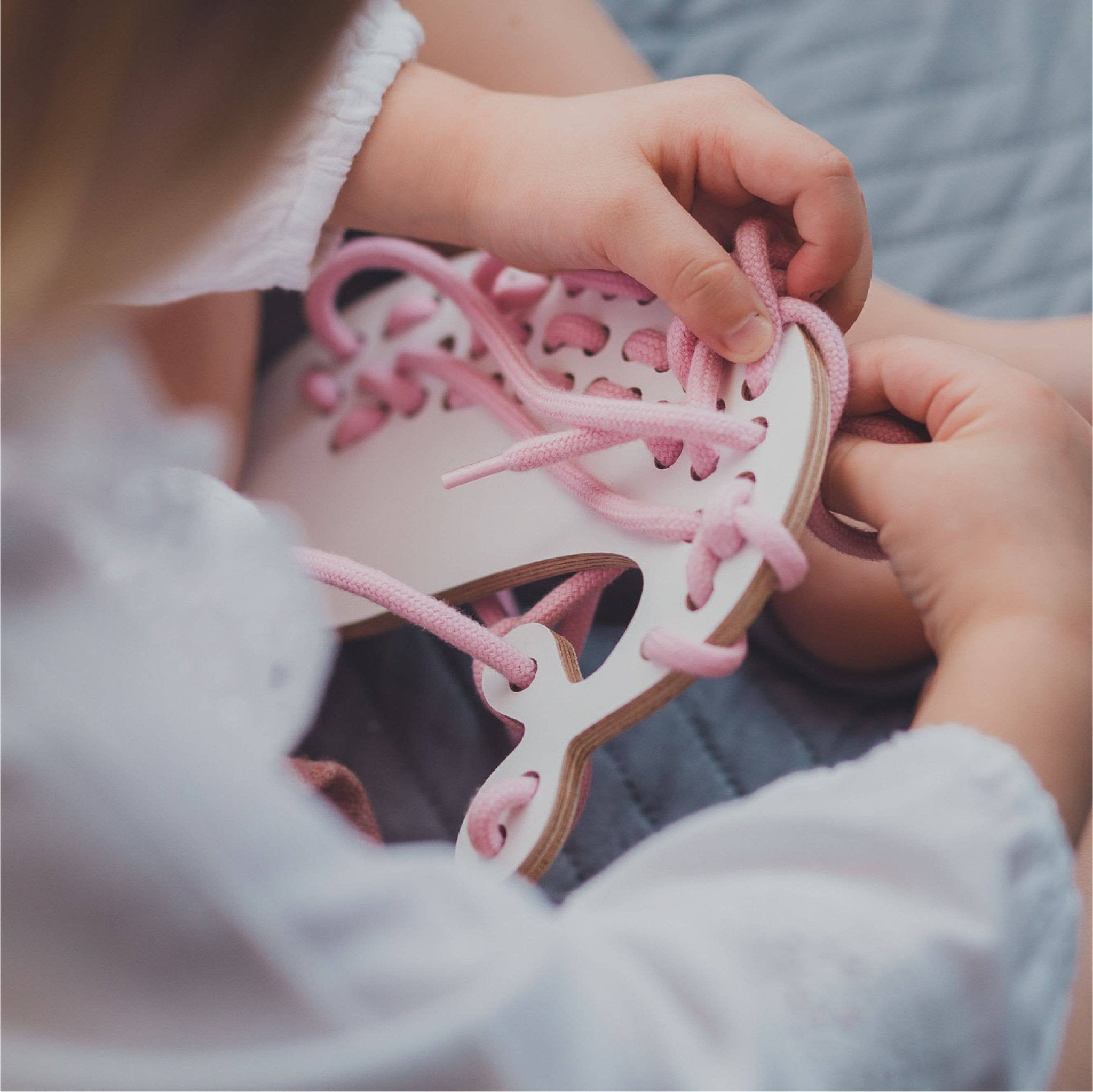 Fädelspiel aus Holz - Lernspielzeug Linus der Wal - lyllevenn
