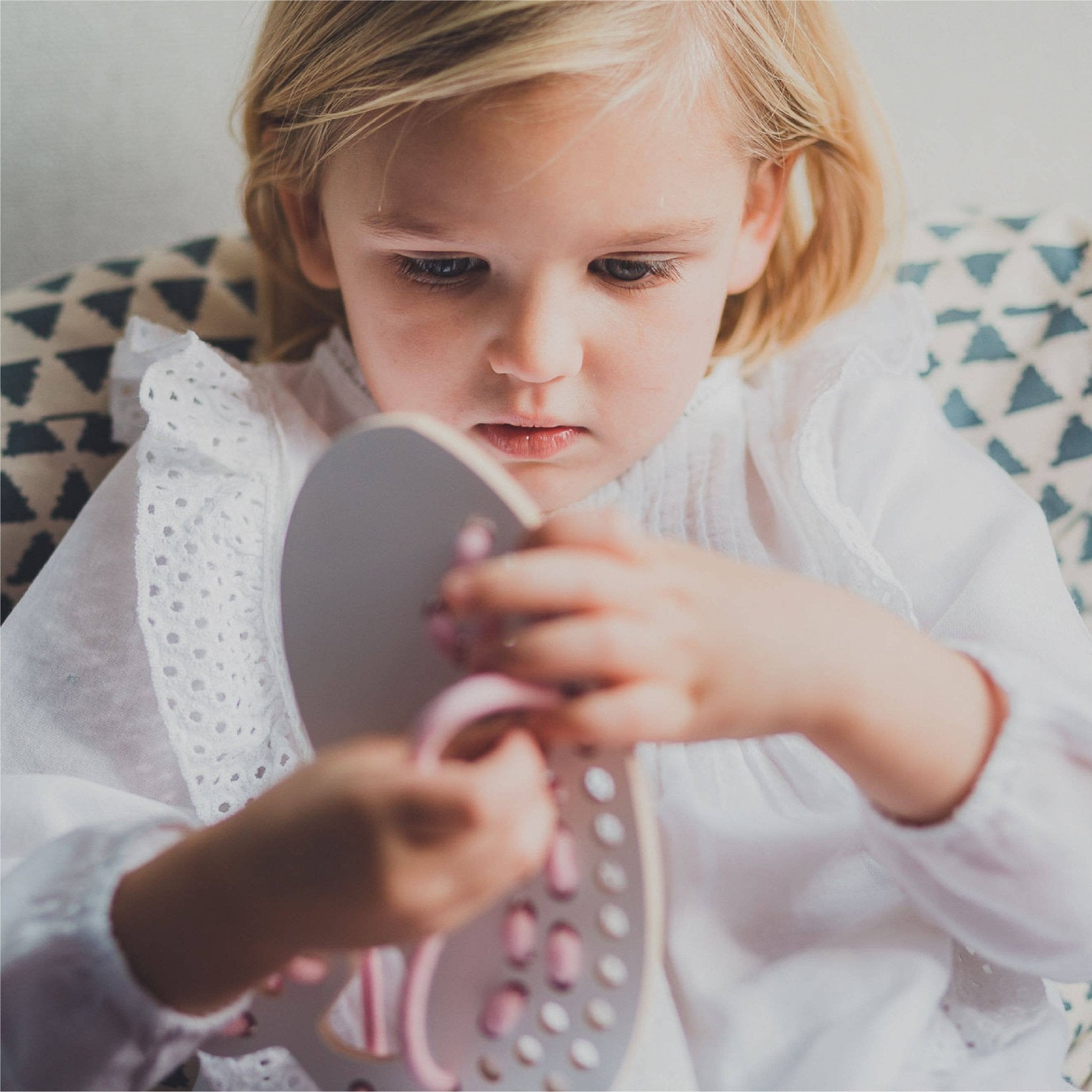 Fädelspiel aus Holz - Lernspielzeug Linus der Wal - lyllevenn