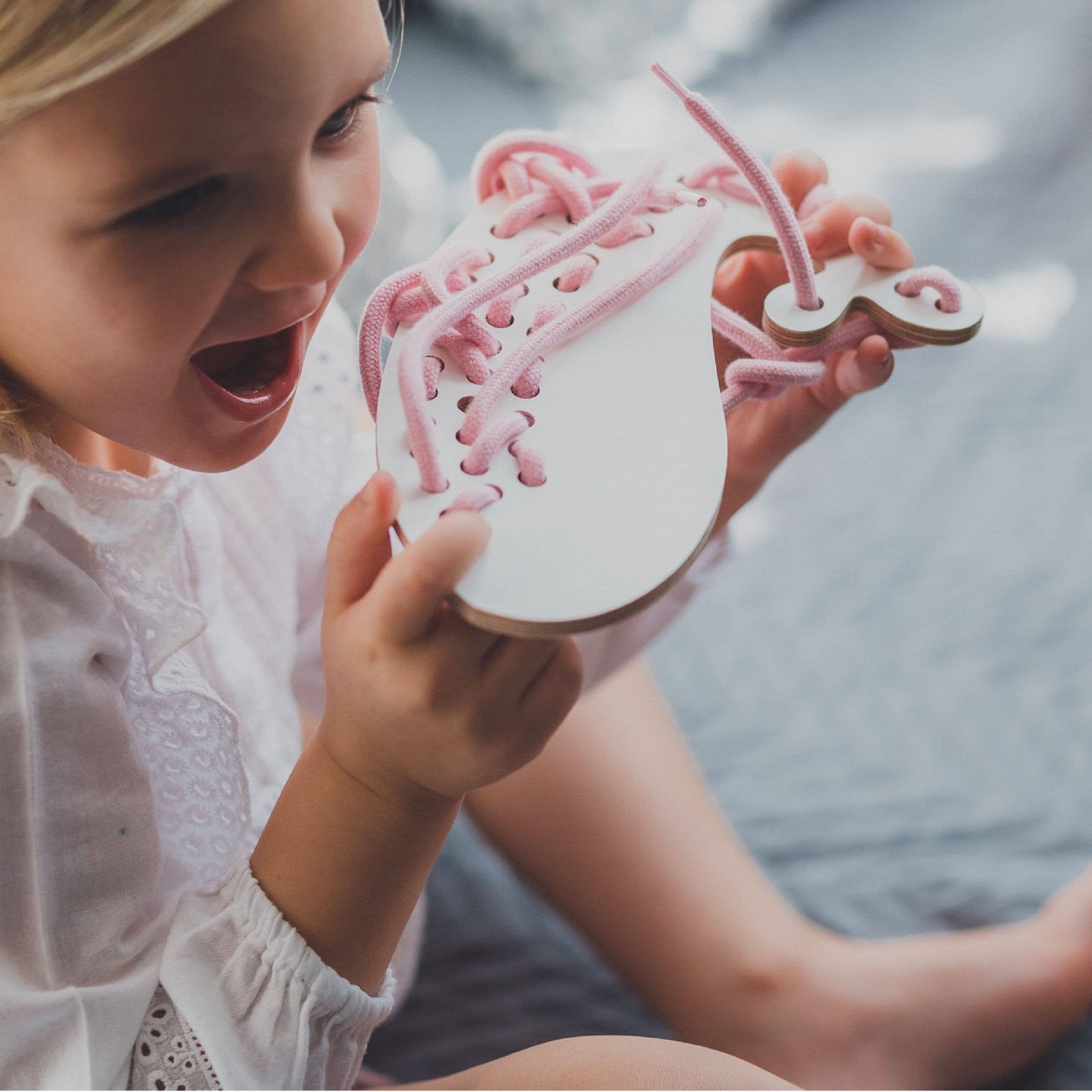 Fädelspiel aus Holz - Lernspielzeug Linus der Wal - lyllevenn
