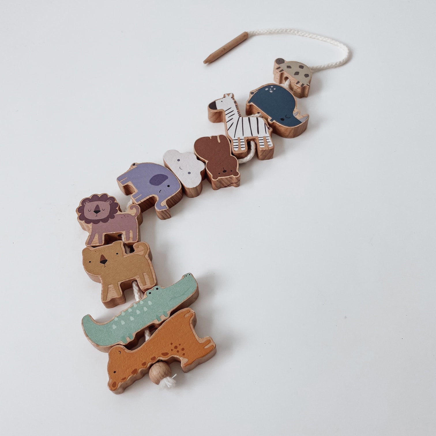 Fädelspiel aus Holz - Lernspielzeug mit Tiermotiven - lyllevenn