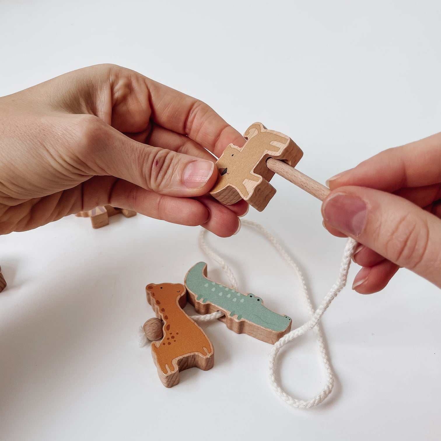 Fädelspiel aus Holz - Lernspielzeug mit Tiermotiven - lyllevenn