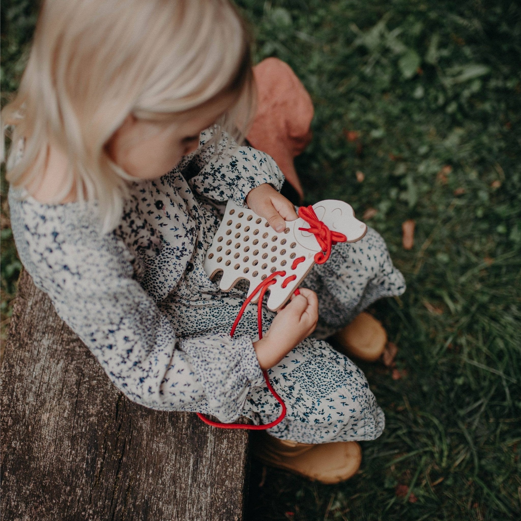 Fädelspiel aus Holz - Lernspielzeug Niko der Hund - lyllevenn