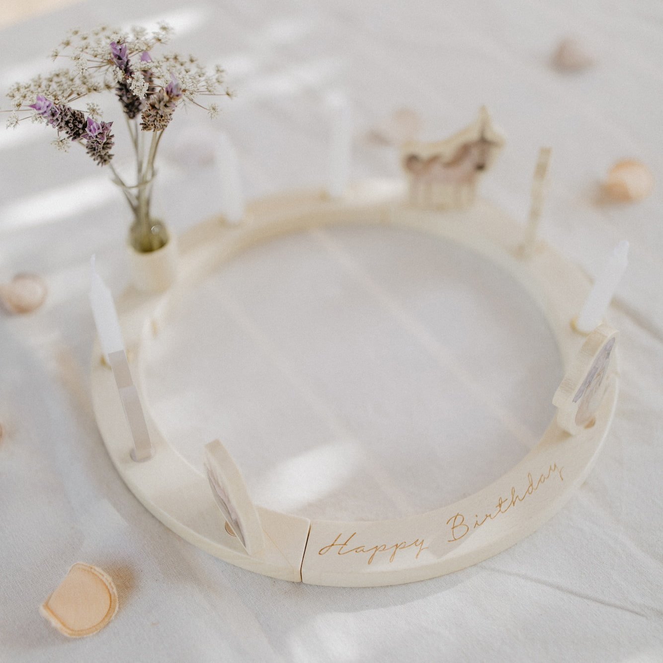 Geburtstagskranz Holz – inkl. Kerzen & Gravur | Optionales Set Rosa oder Blau - lyllevenn