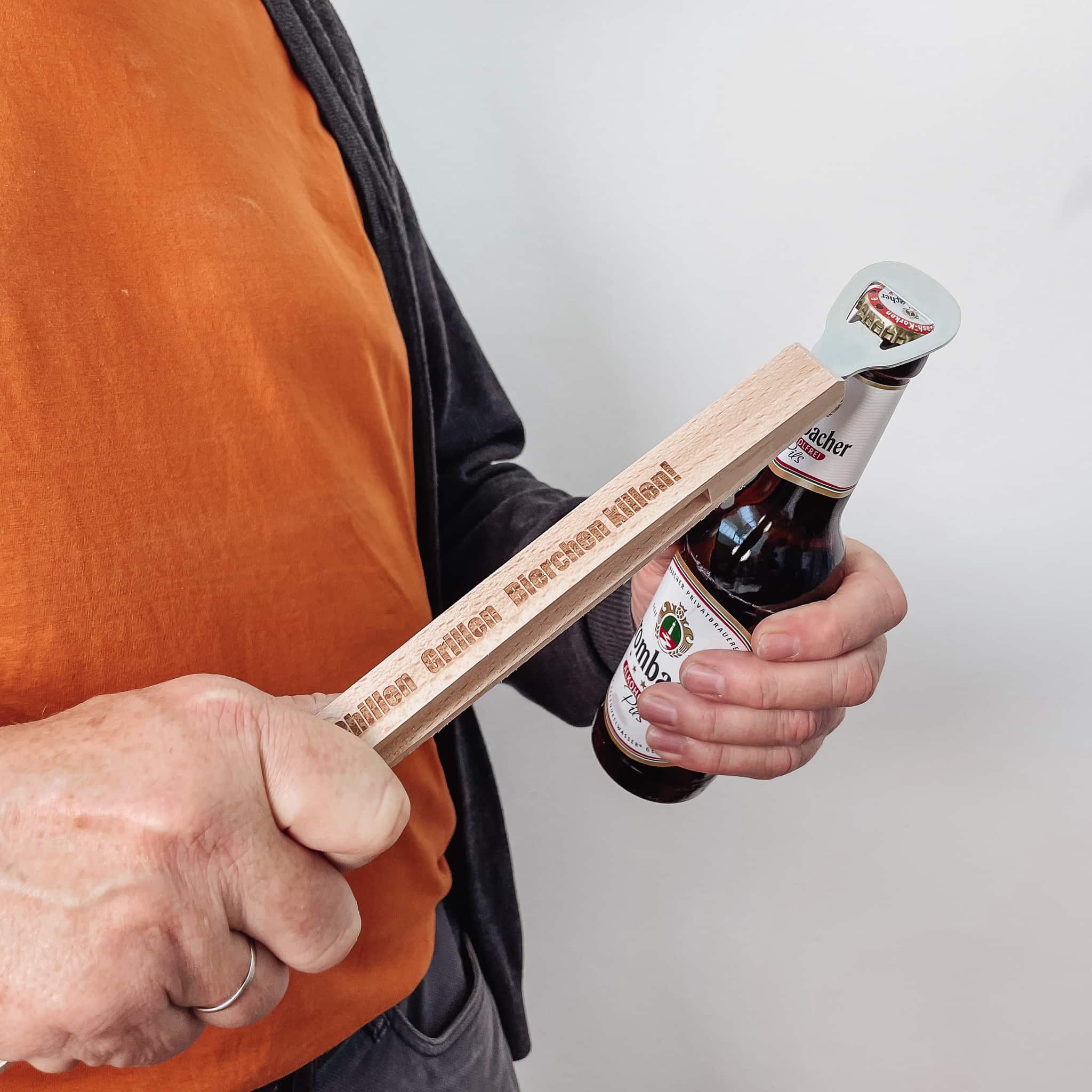 Grillzange personalisiert Holz - mit Flaschenöffner & Gravur - lyllevenn