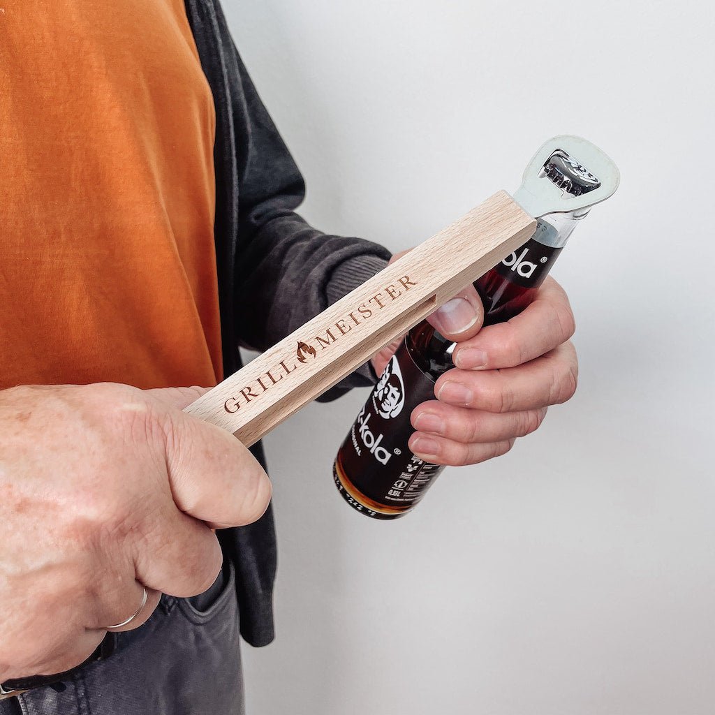 Grillzange personalisiert Holz - mit Flaschenöffner & Gravur - lyllevenn