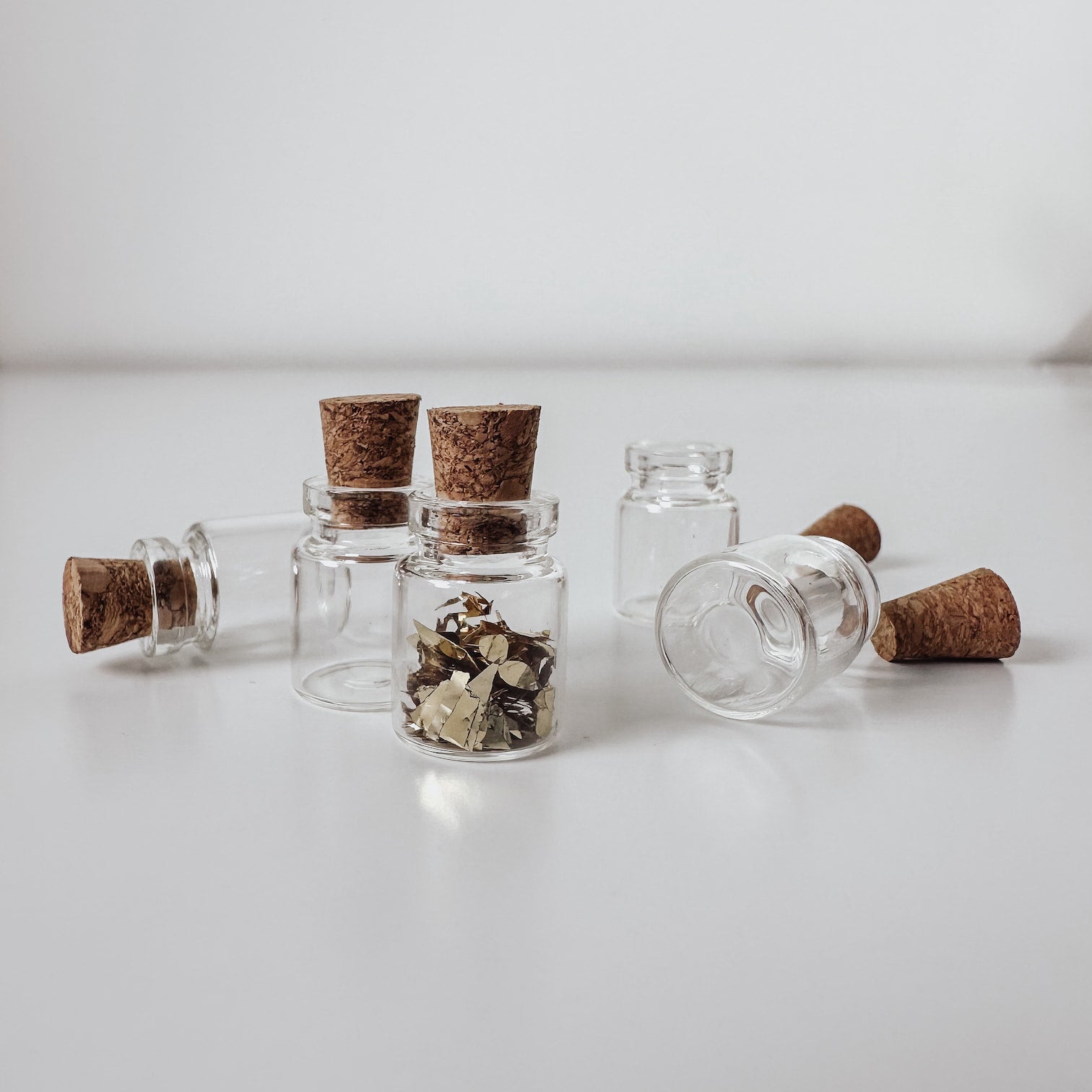 Mini Glasfläschchen mit Korken – perfekt für Wichtelzauber & Mini - Deko - lyllevenn