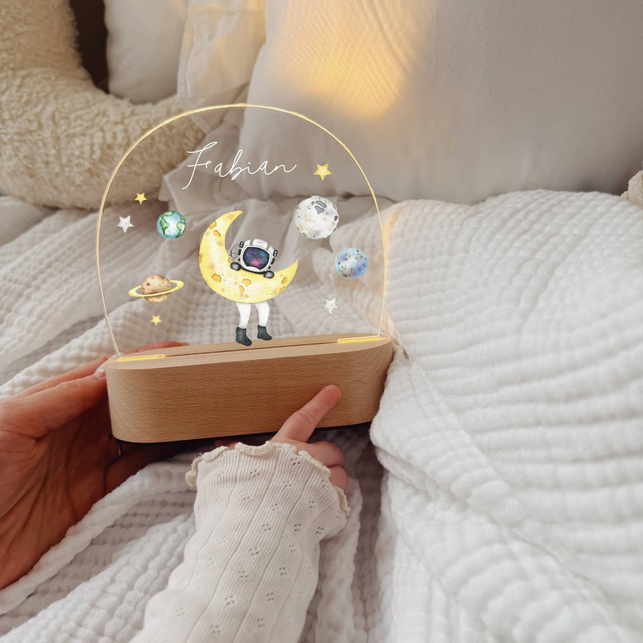 Nachtlicht Kinder personalisiert – LED Lampe bedruckt Weltall - lyllevenn