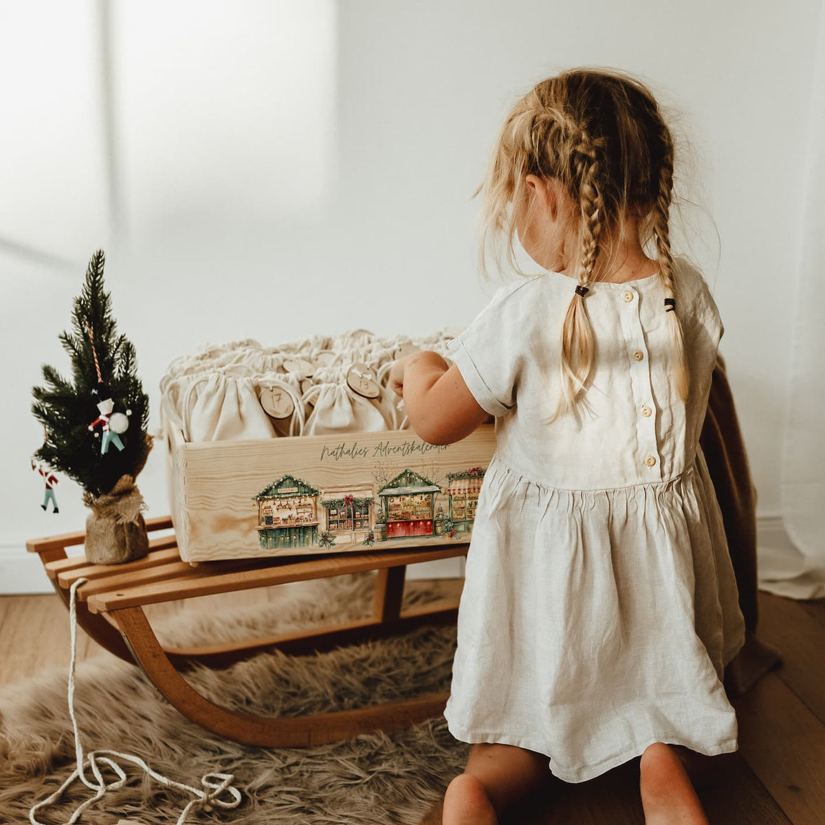 Personalisierter Adventskalender aus Holz - mit Weihnachstmarkt - lyllevenn