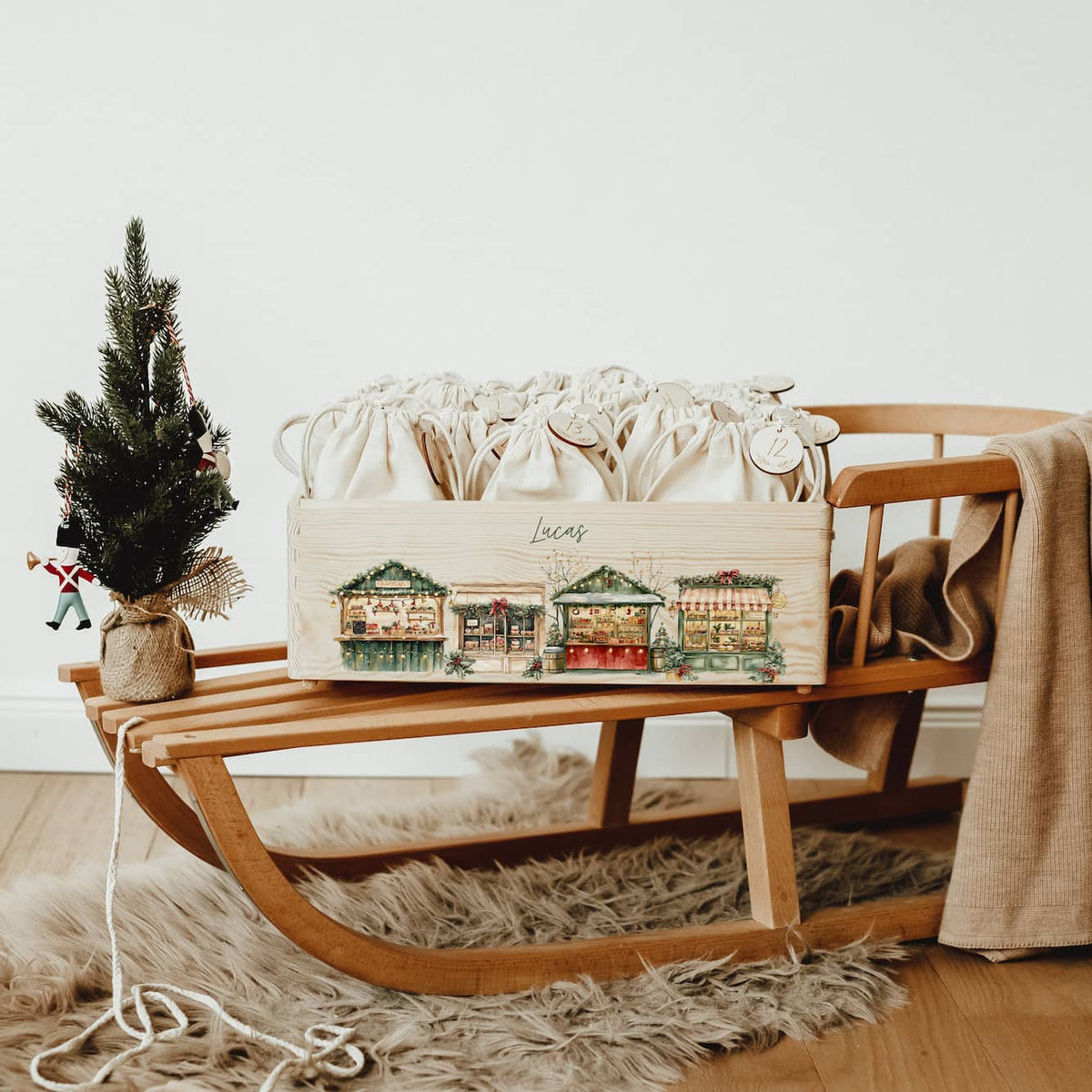 Personalisierter Adventskalender aus Holz - mit Weihnachstmarkt - lyllevenn